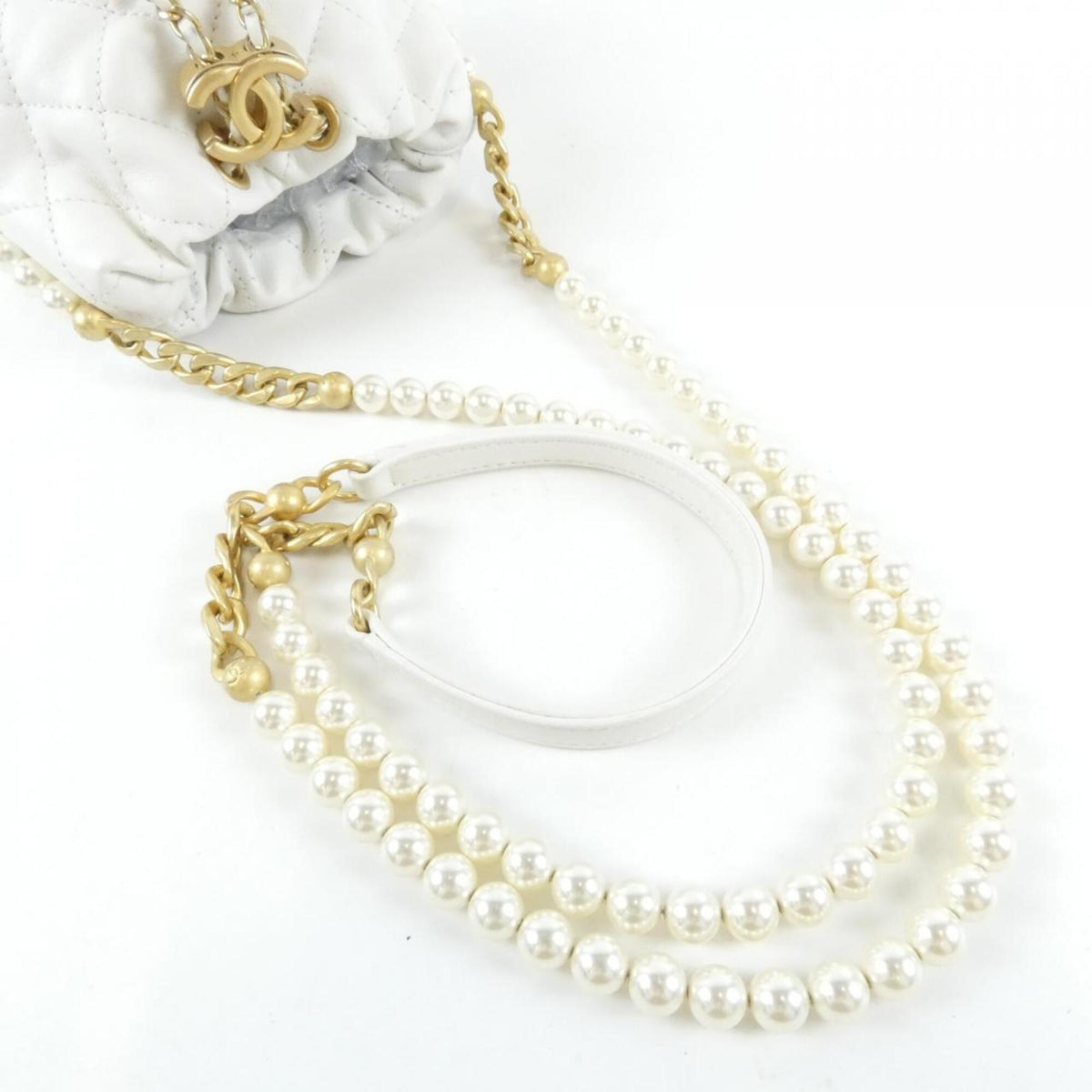 Chanel White Artificial Pearl Leather Shoulder Bag (Pre-Owned)