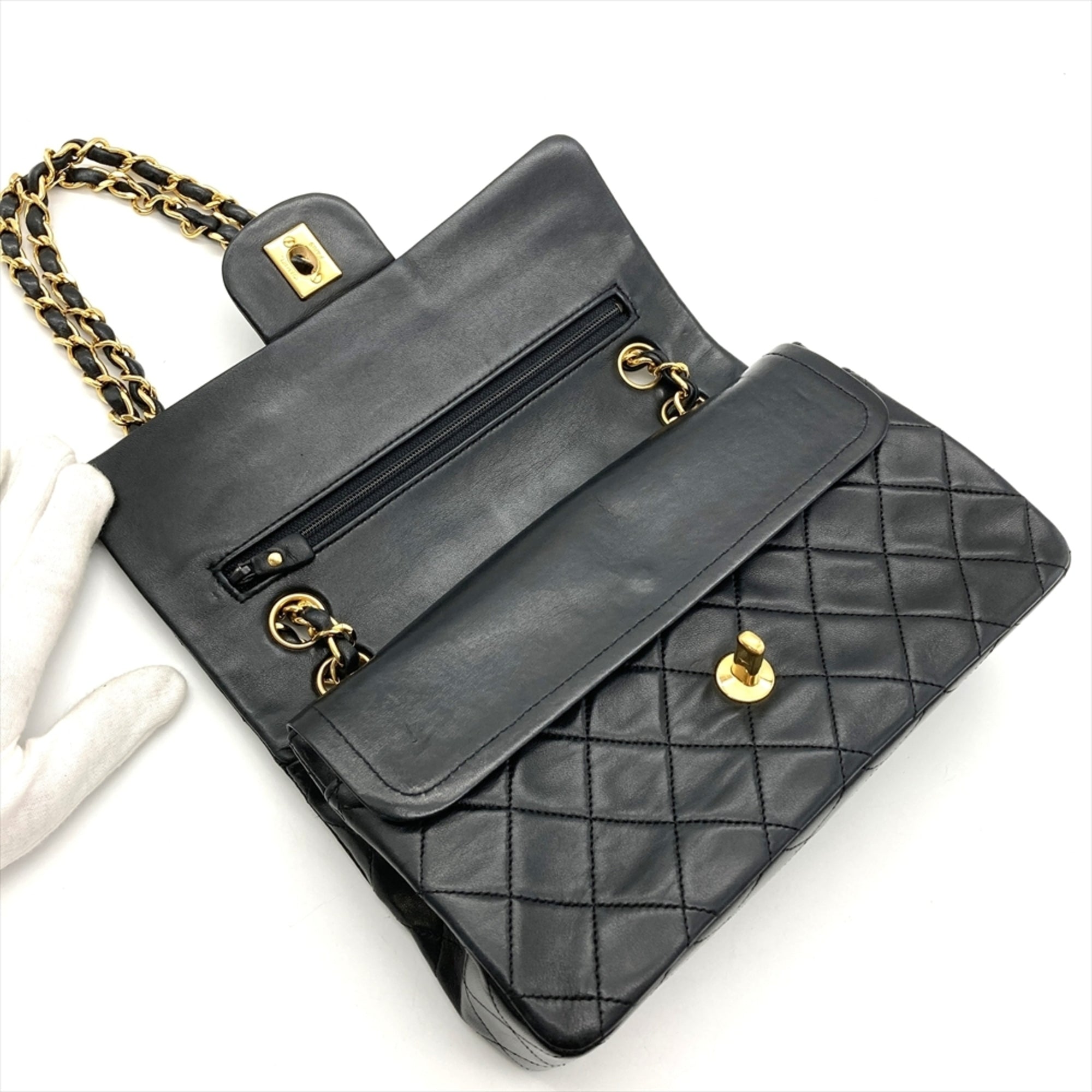 Chanel Black Shoulder Bag (Pre-Owned)
