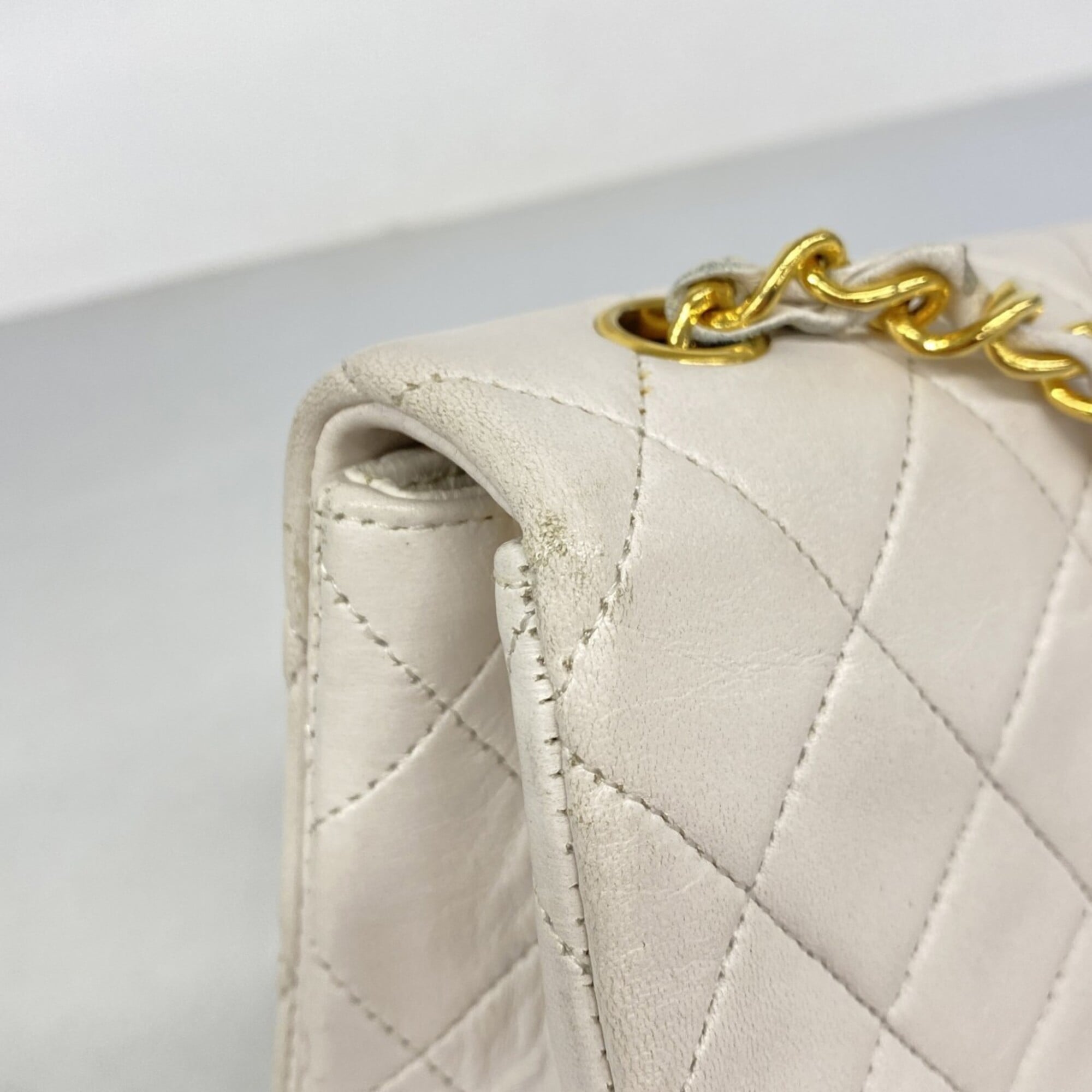 Chanel White Leather Shoulder Bag (Pre-Owned)