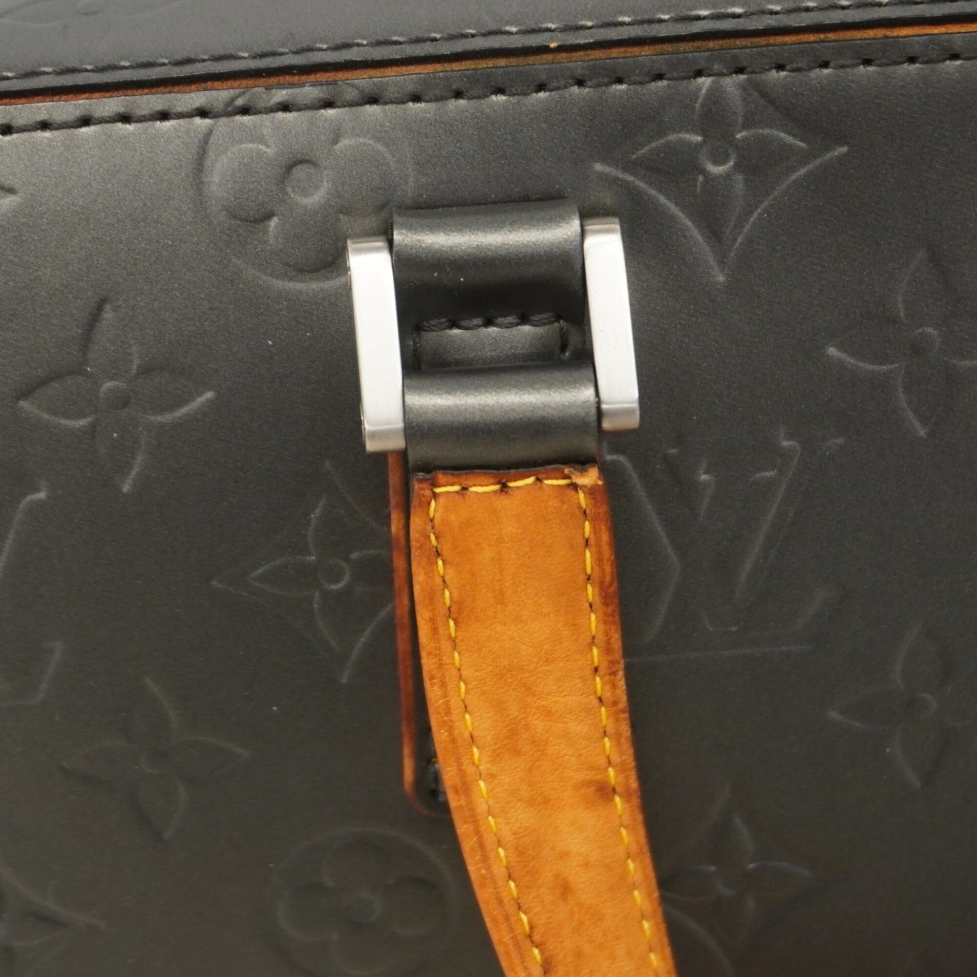 Louis Vuitton Noir Handbag (Pre-Owned)