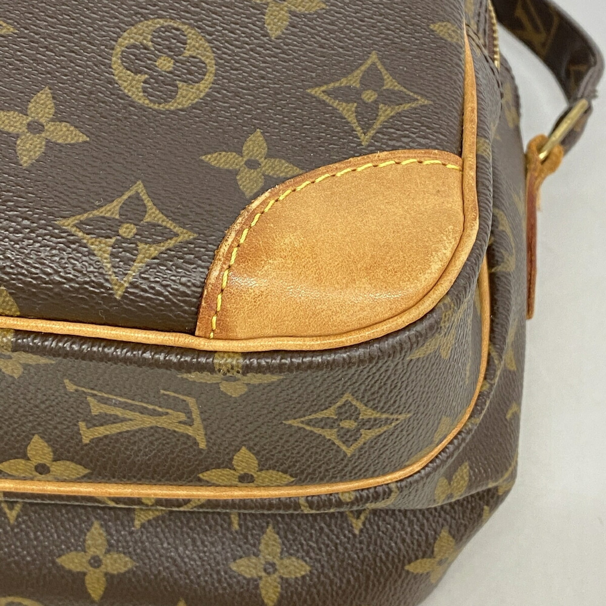 Louis Vuitton Brown Shoulder Bag (Pre-Owned)