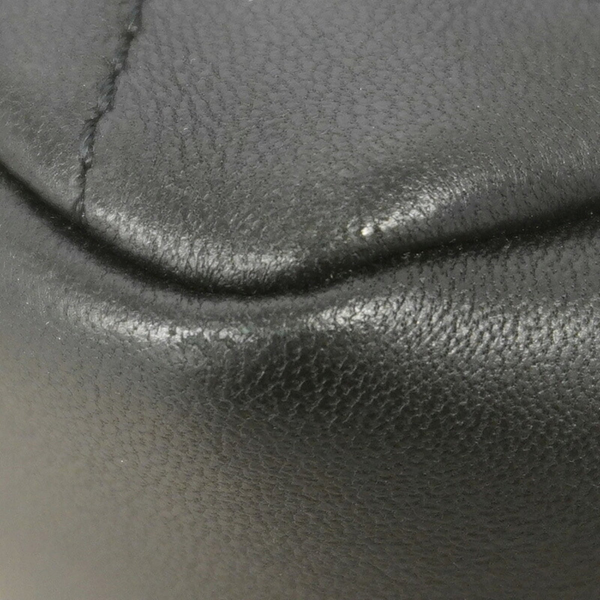 Chanel Black Leather Handbag (Pre-Owned)