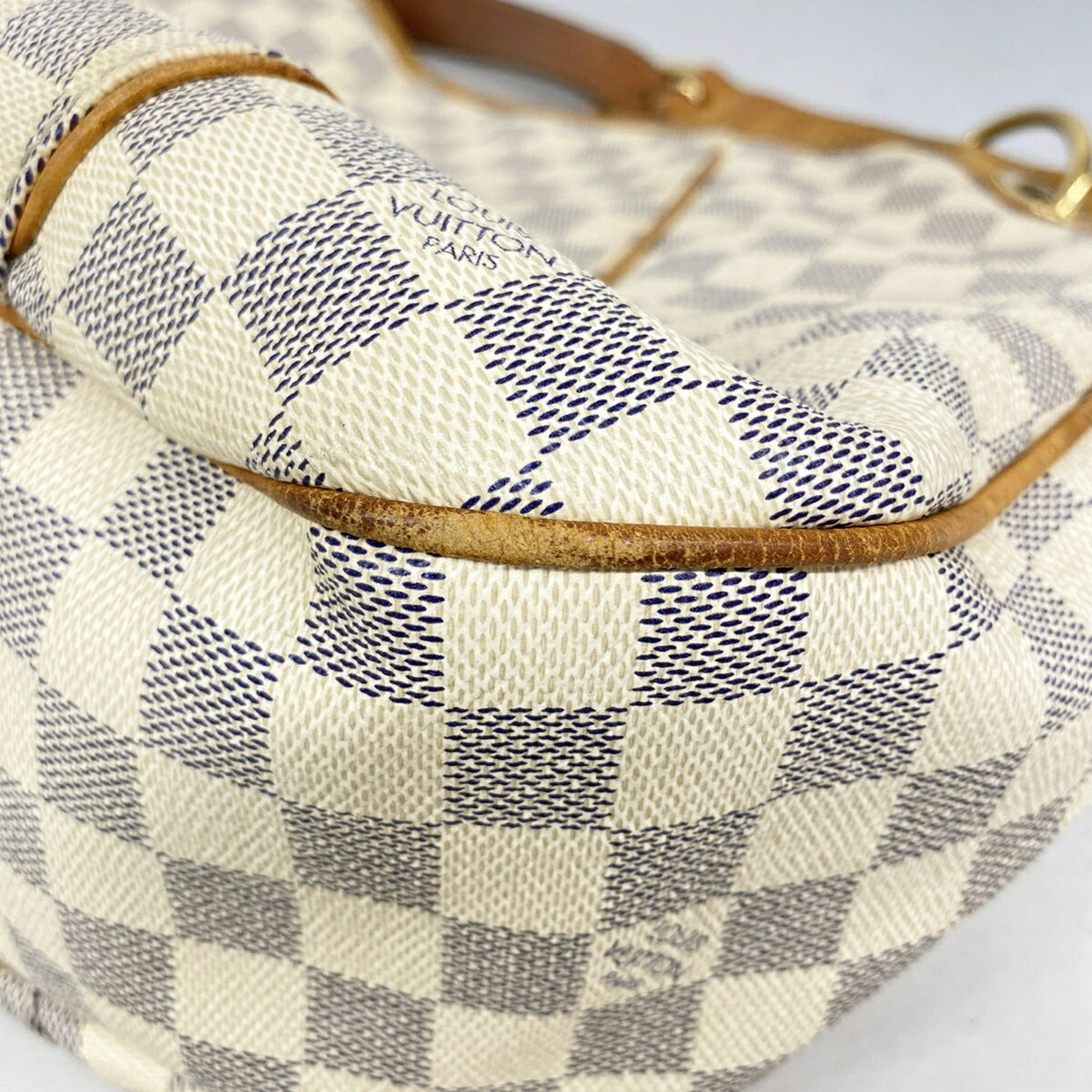 Louis Vuitton White Shoulder Bag (Pre-Owned)