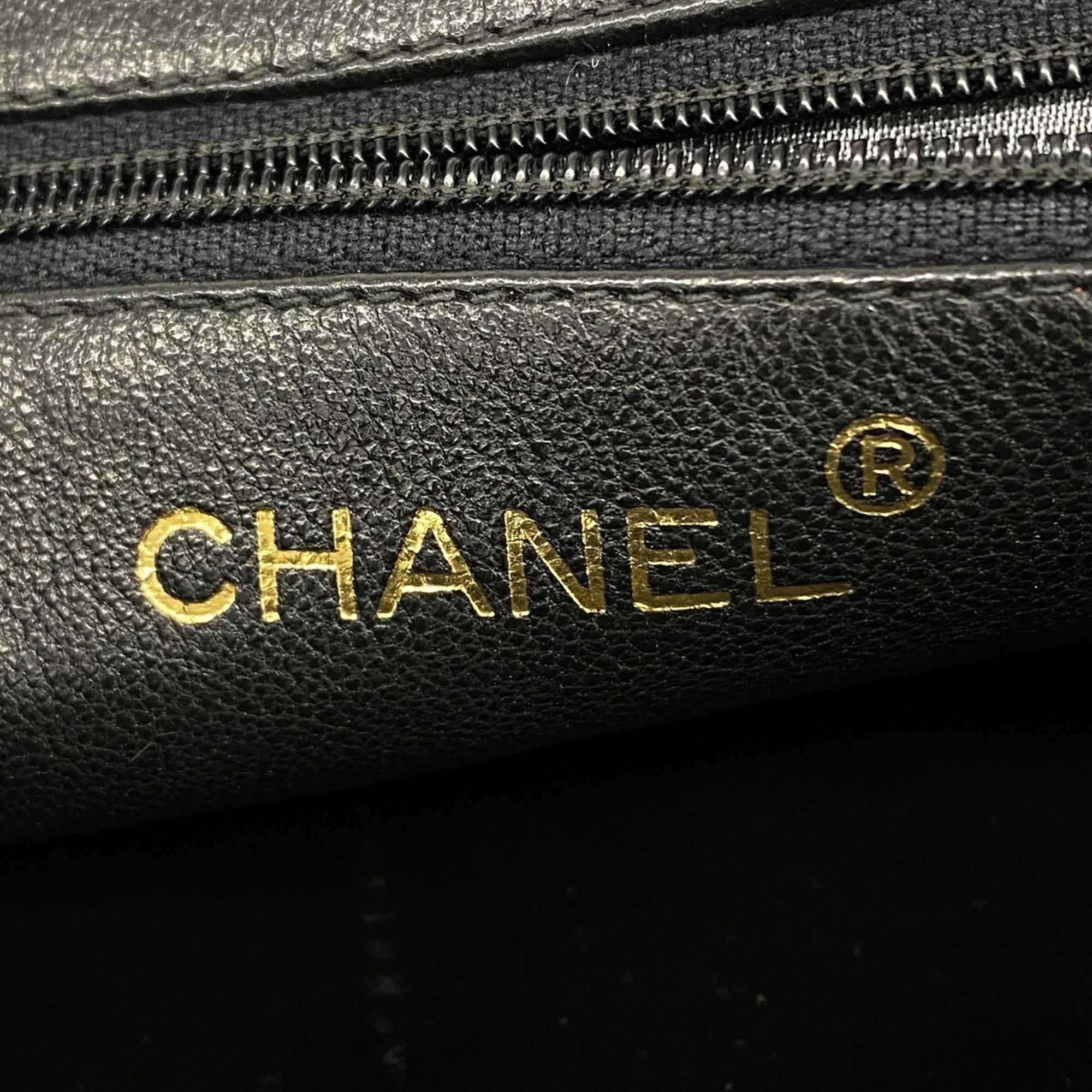Chanel Black Leather Shoulder Bag (Pre-Owned)