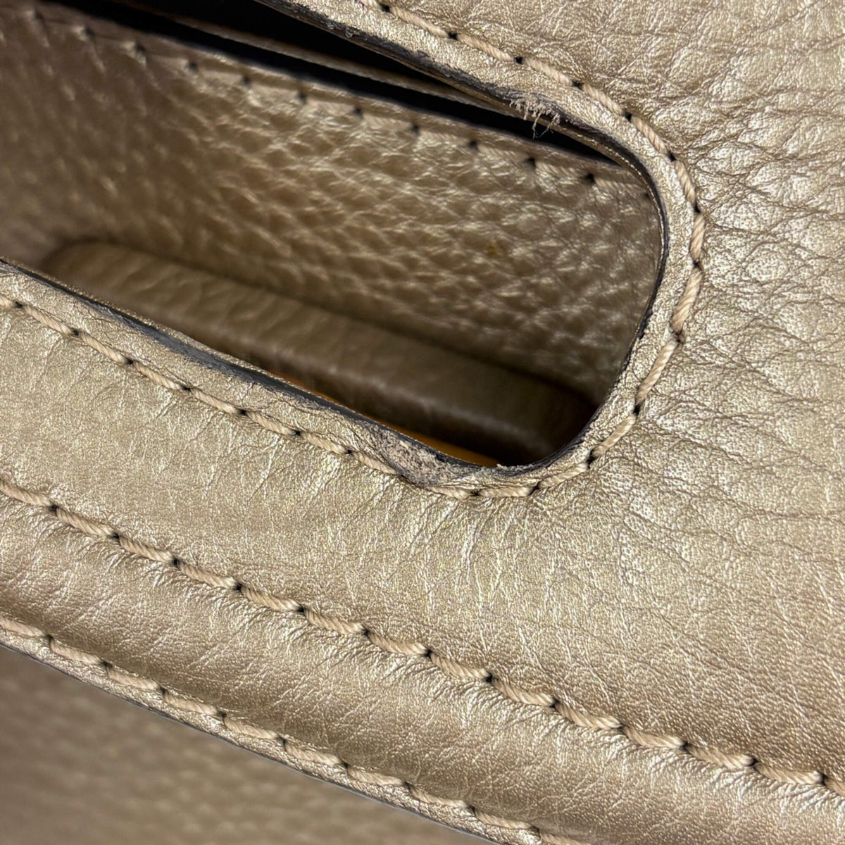 Gucci Champagne Gold Leather Handbag (Pre-Owned)