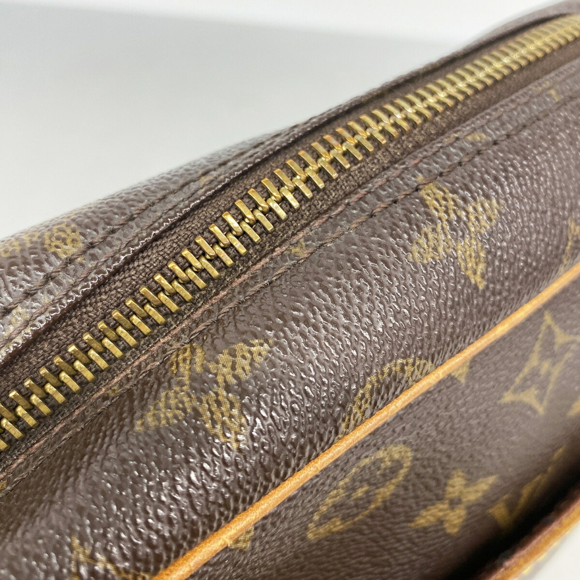 Louis Vuitton Brown Shoulder Bag (Pre-Owned)
