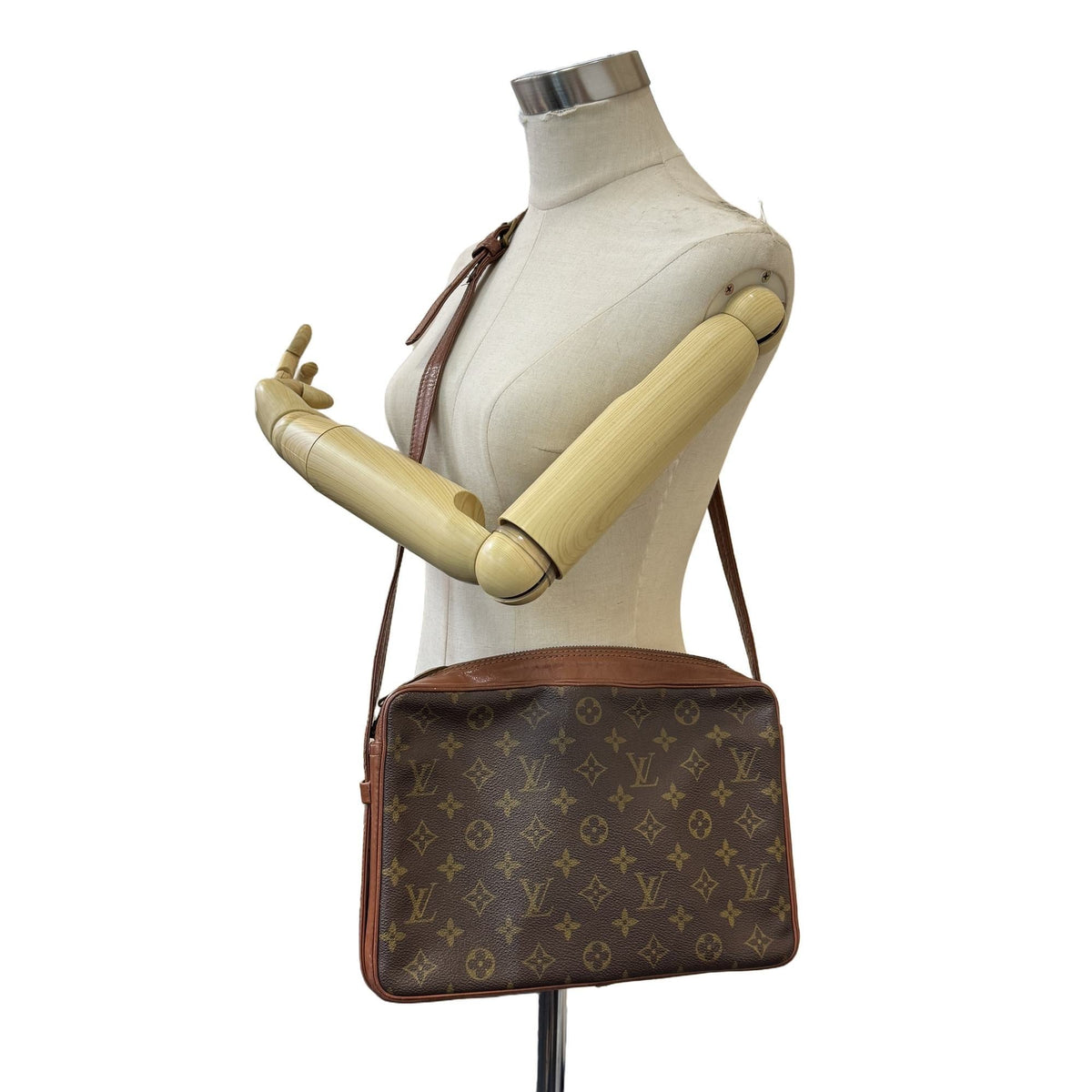 Louis Vuitton Brown Monogram Leather Shoulder Bag (Pre-Owned)