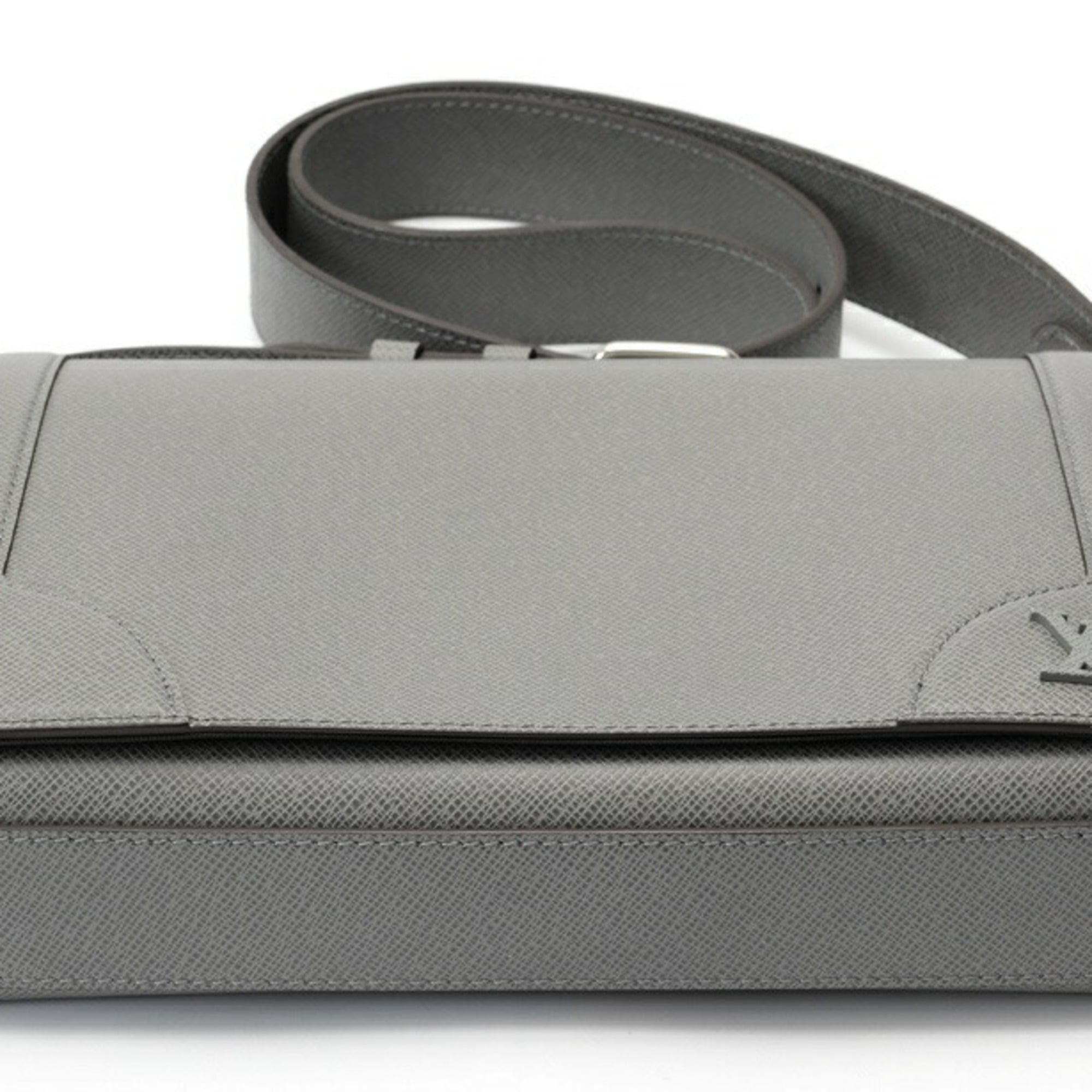 Louis Vuitton Gray Taiga Leather Shoulder Bag (Pre-Owned)