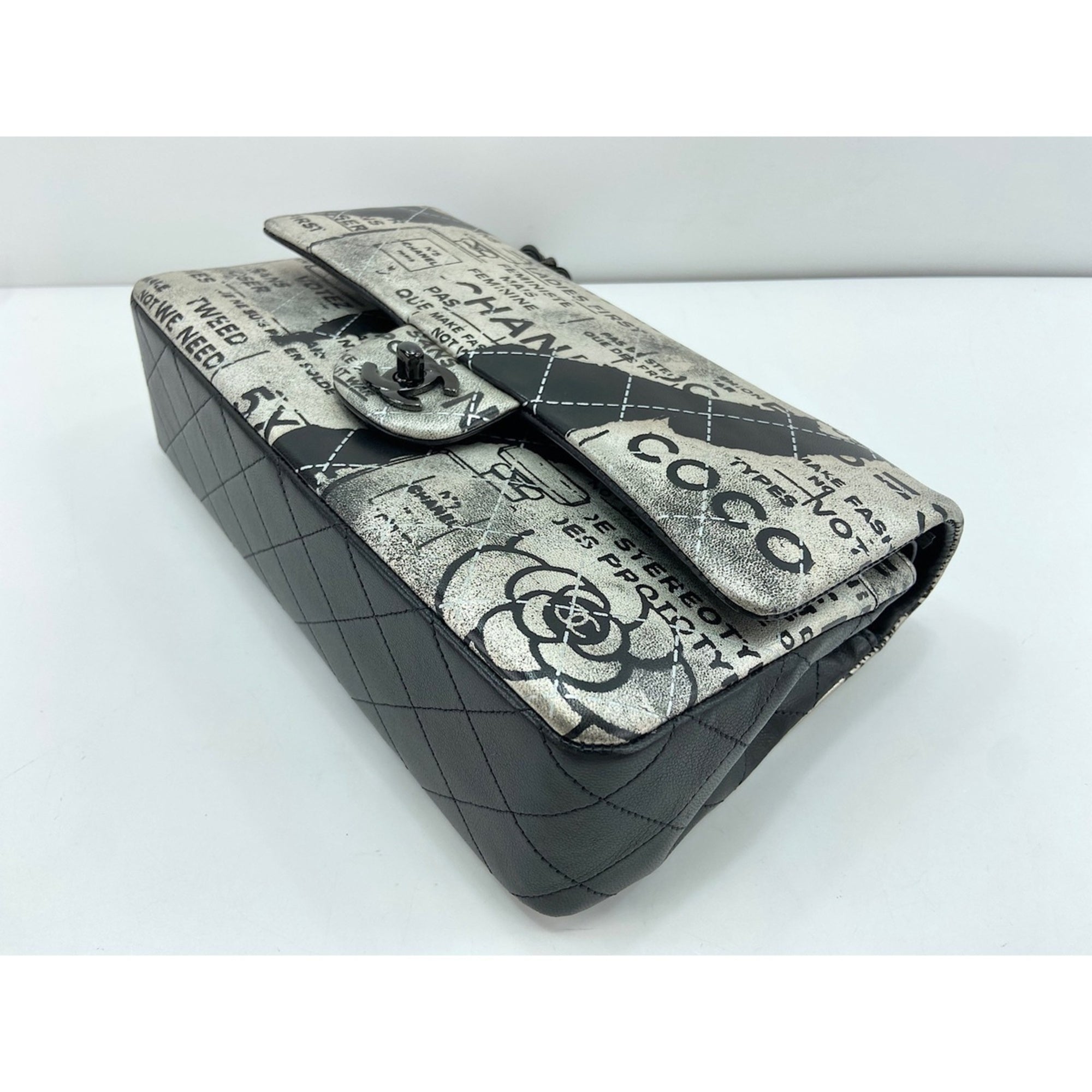 Chanel Black Shoulder Bag (Pre-Owned)