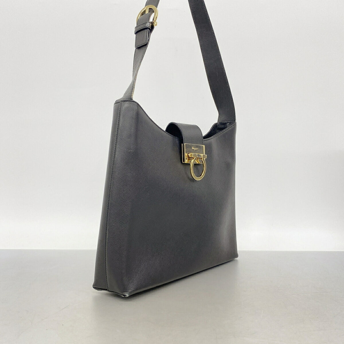 Salvatore Ferragamo Black Leather Shoulder Bag (Pre-Owned)