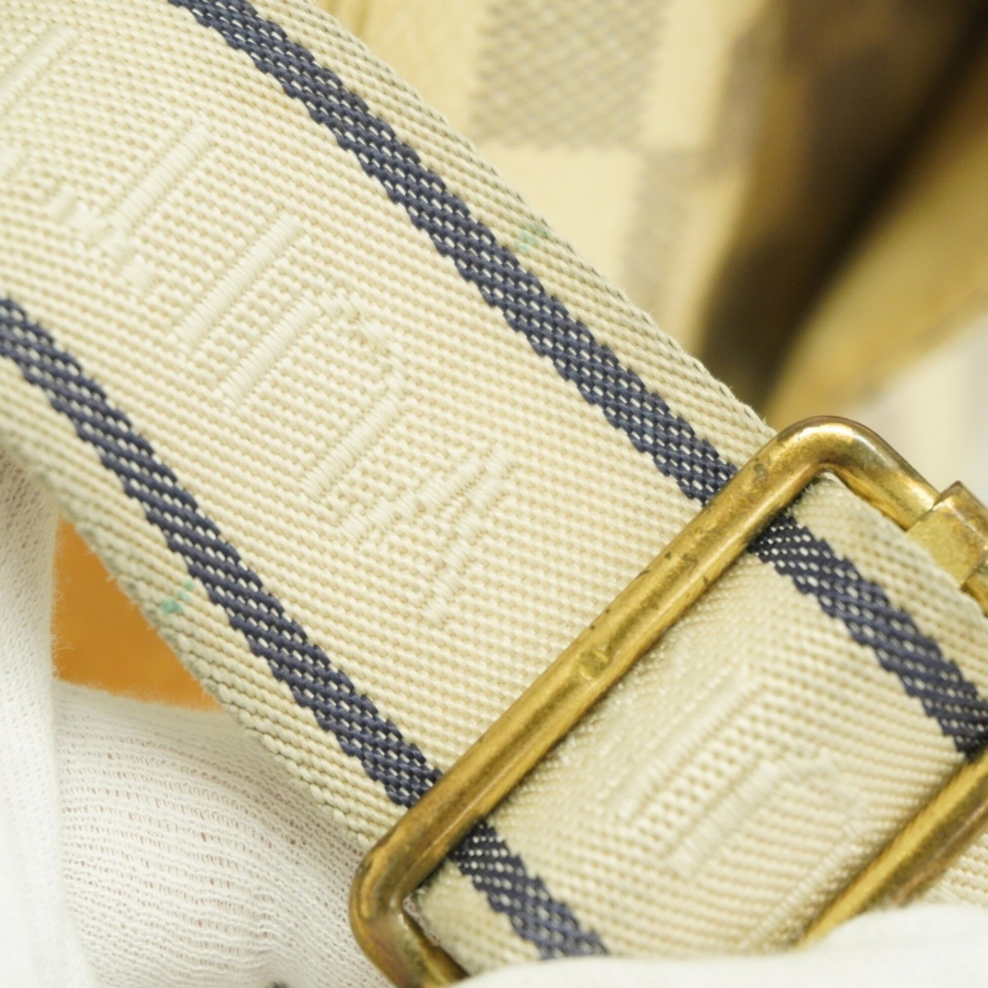 Louis Vuitton White Shoulder Bag (Pre-Owned)