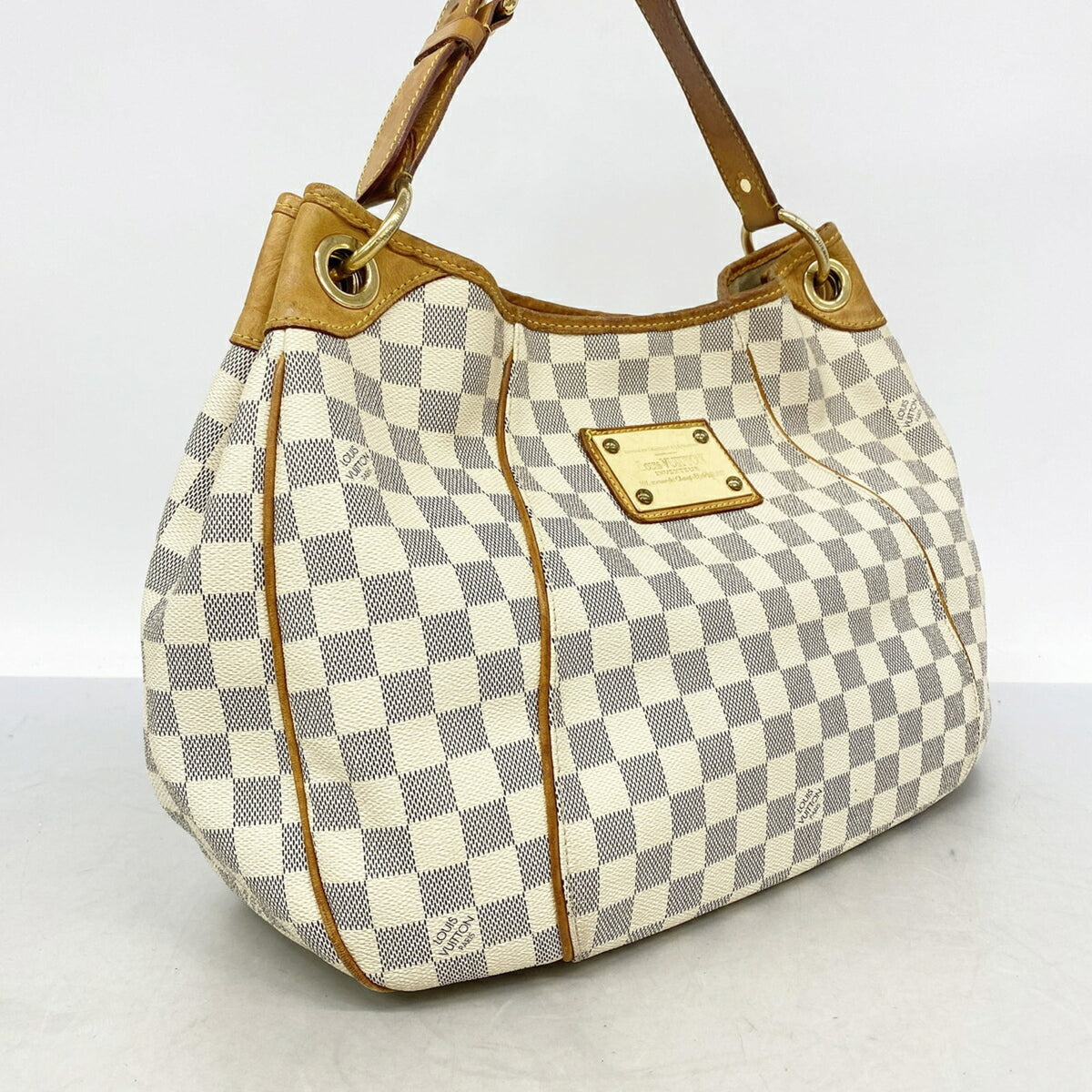 Louis Vuitton White Shoulder Bag (Pre-Owned)