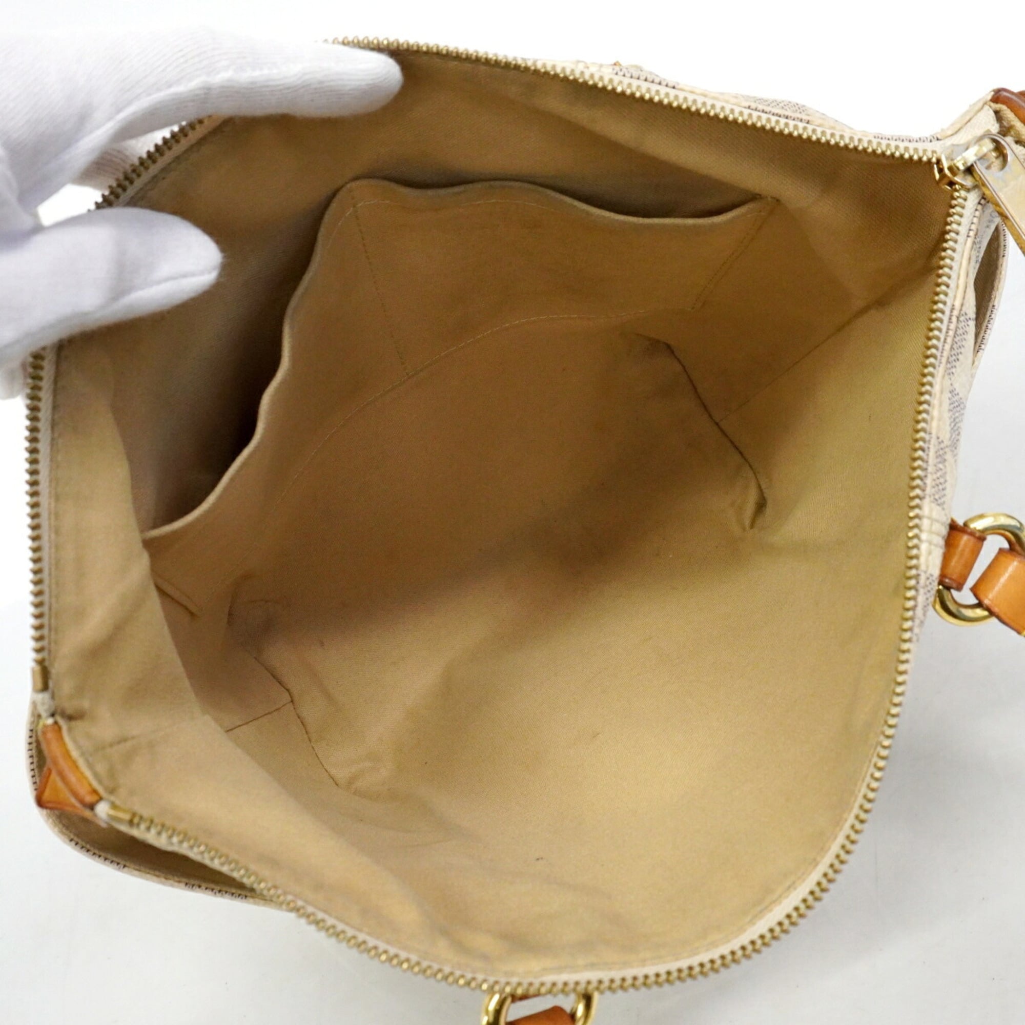 Louis Vuitton White Tote Bag (Pre-Owned)