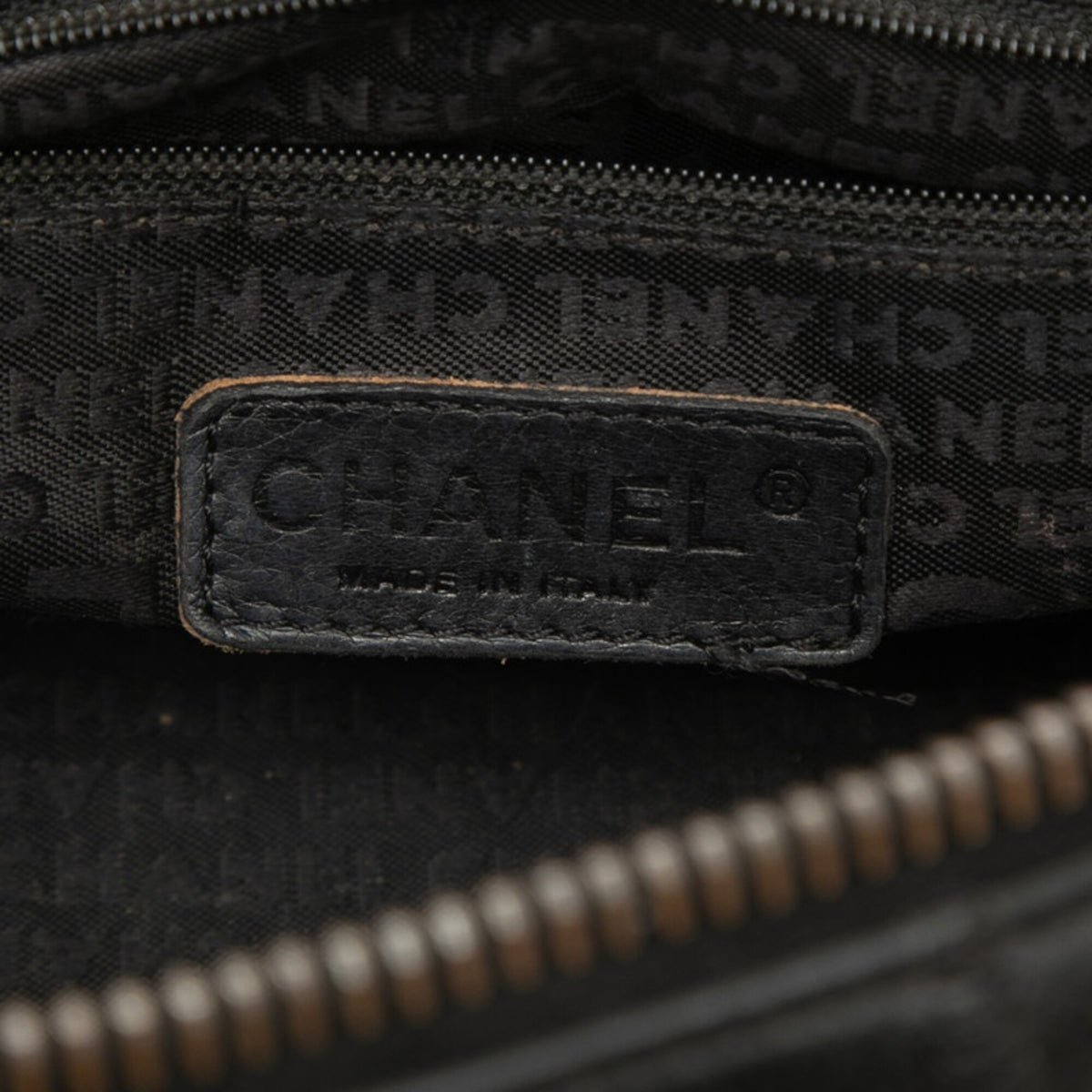 Chanel Black Grained Calfskin Handbag Shoulder Bag (Pre-Owned)