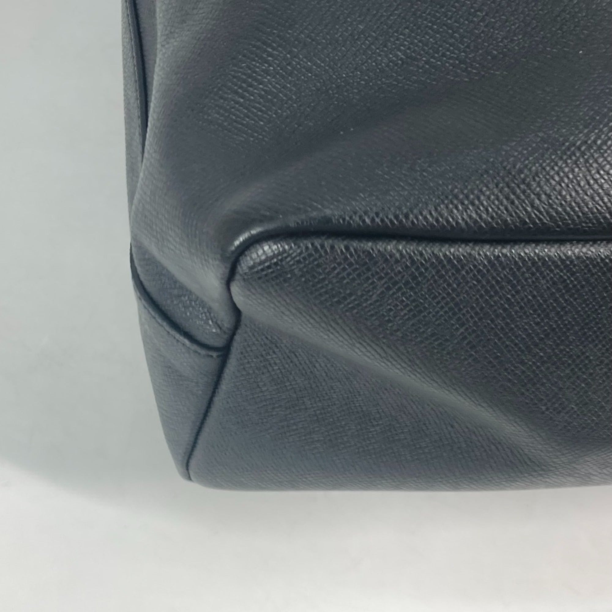 Louis Vuitton Black White Taiga Leather Pouch Shoulder Bag Tote Bag (Pre-Owned)