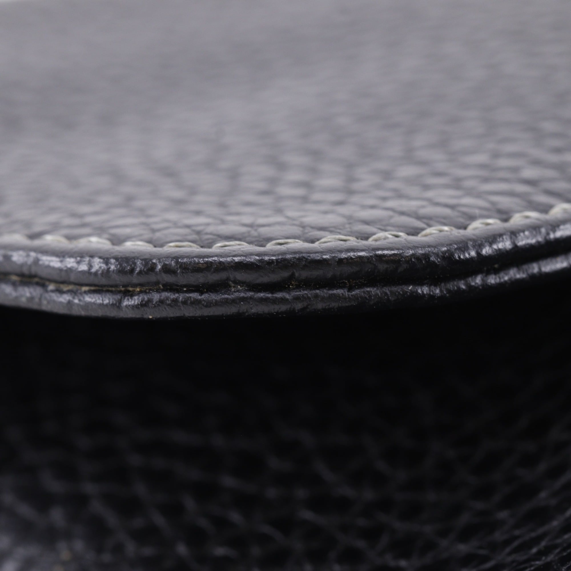 Loewe Black Leather Shoulder Bag (Pre-Owned)