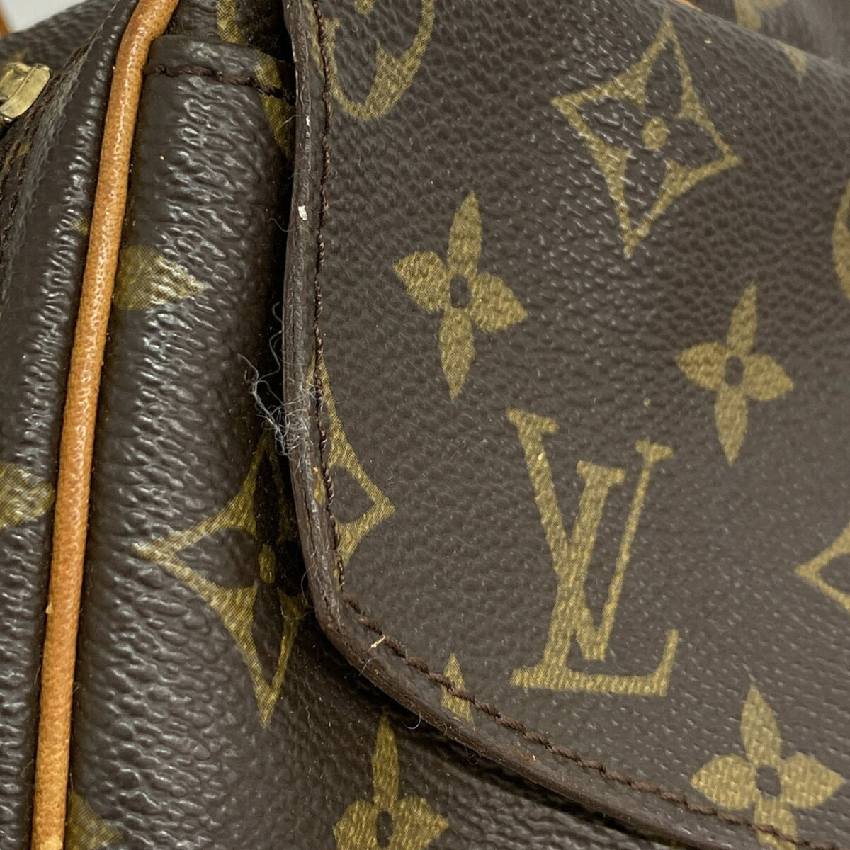 Louis Vuitton Brown Shoulder Bag (Pre-Owned)