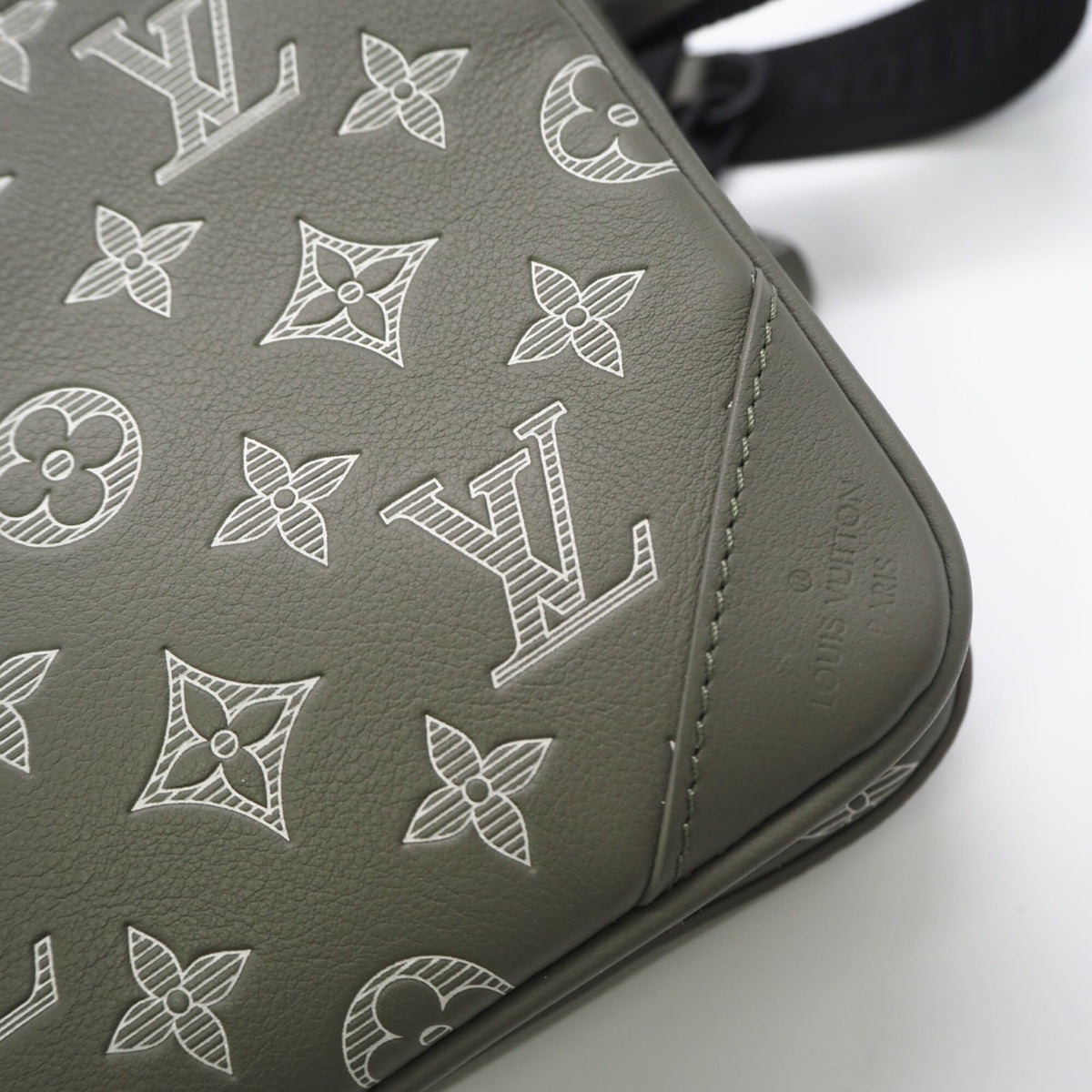Louis Vuitton Khaki White Leather Shoulder Bag (Pre-Owned)