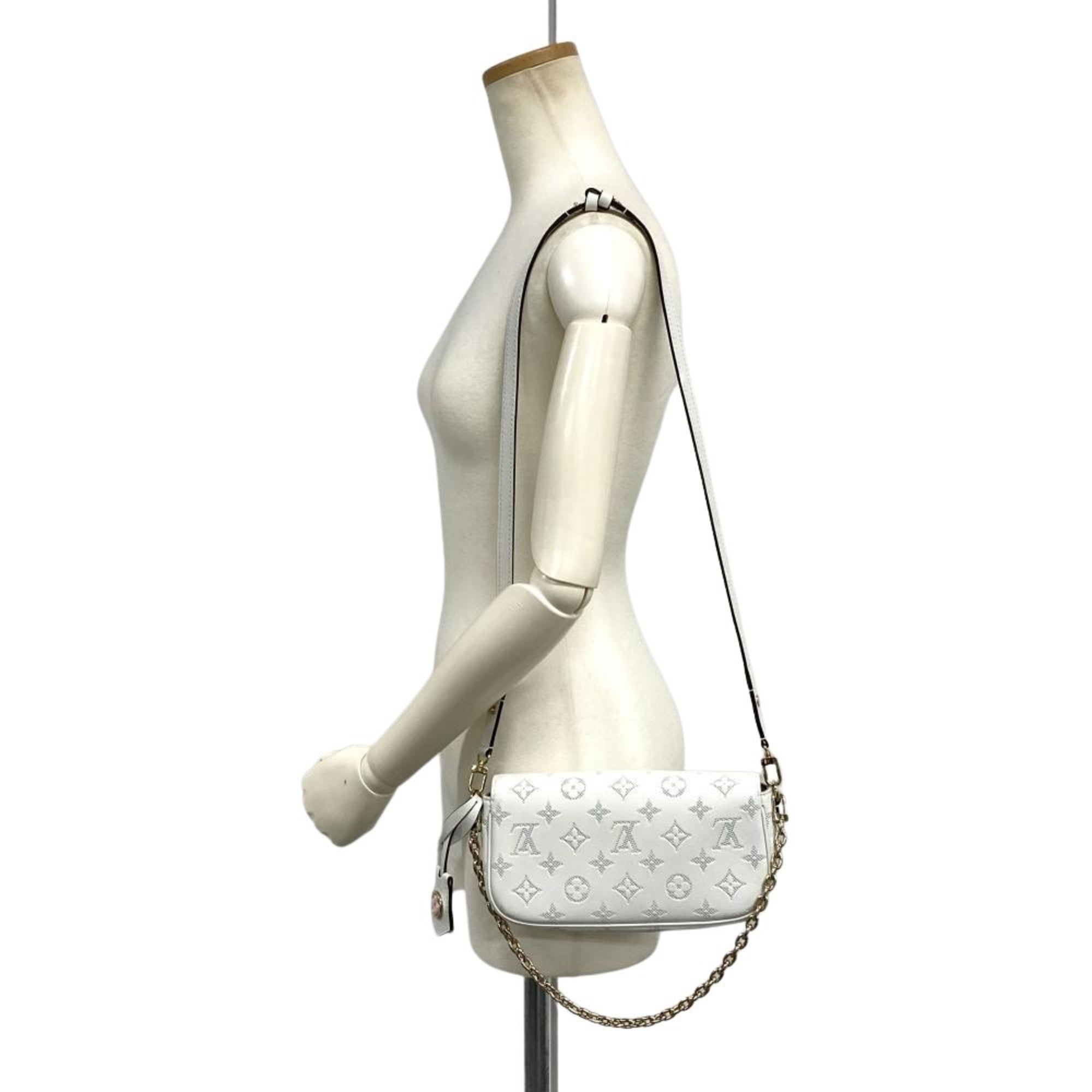 Louis Vuitton White Leather Shoulder Bag (Pre-Owned)