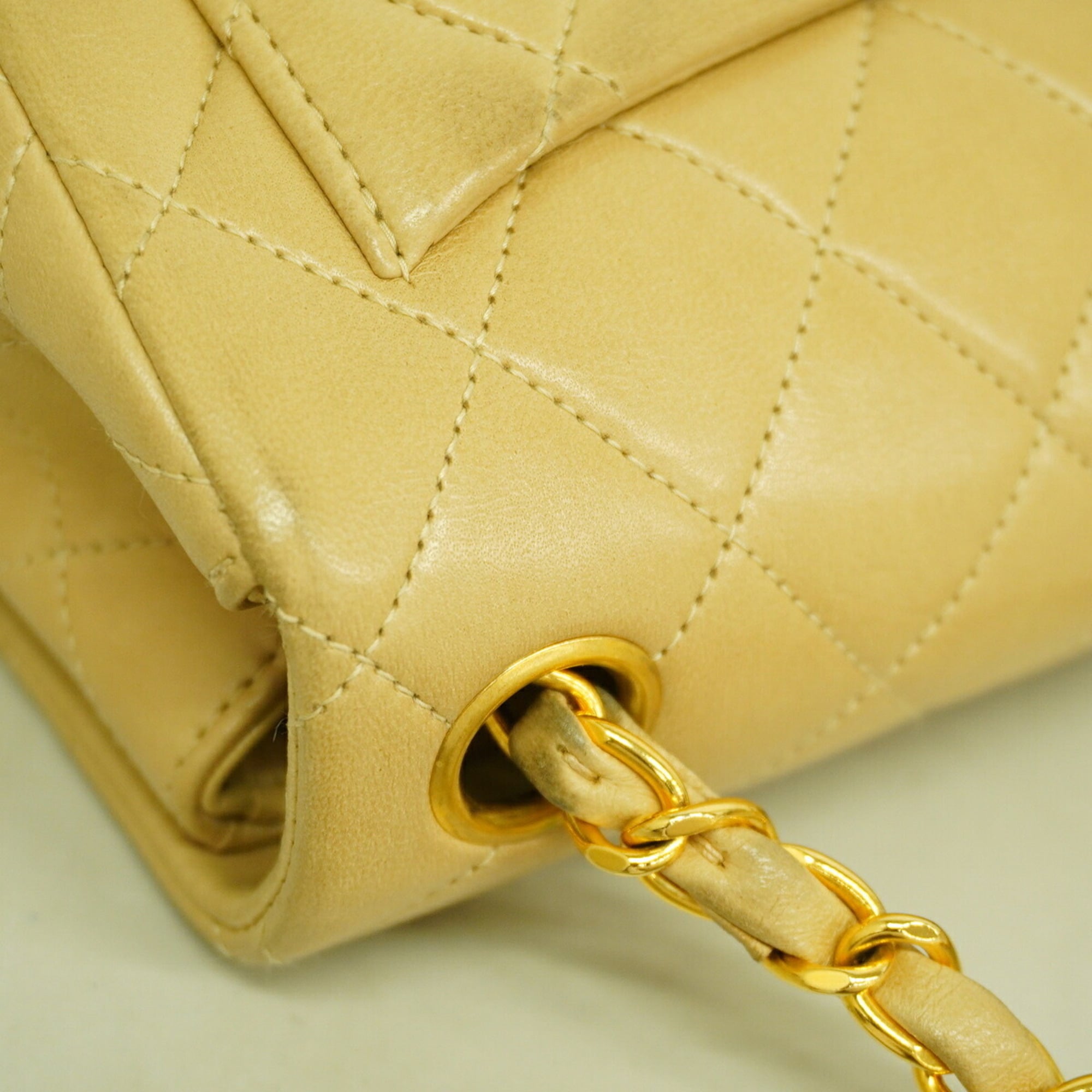 Chanel Beige Leather Shoulder Bag (Pre-Owned)