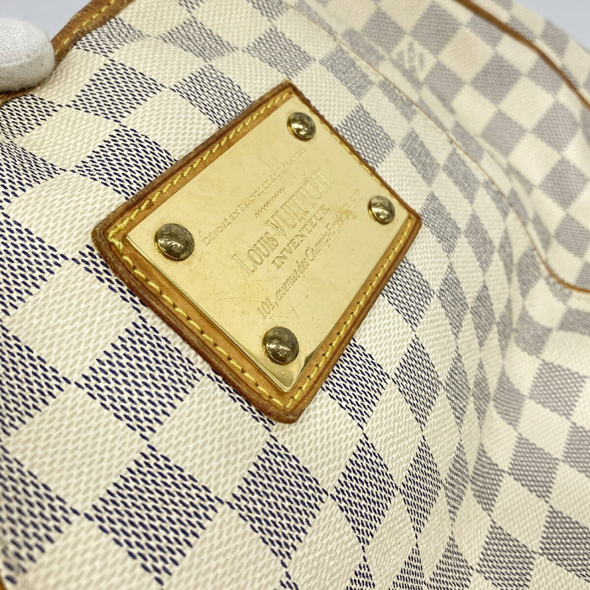 Louis Vuitton White Shoulder Bag (Pre-Owned)