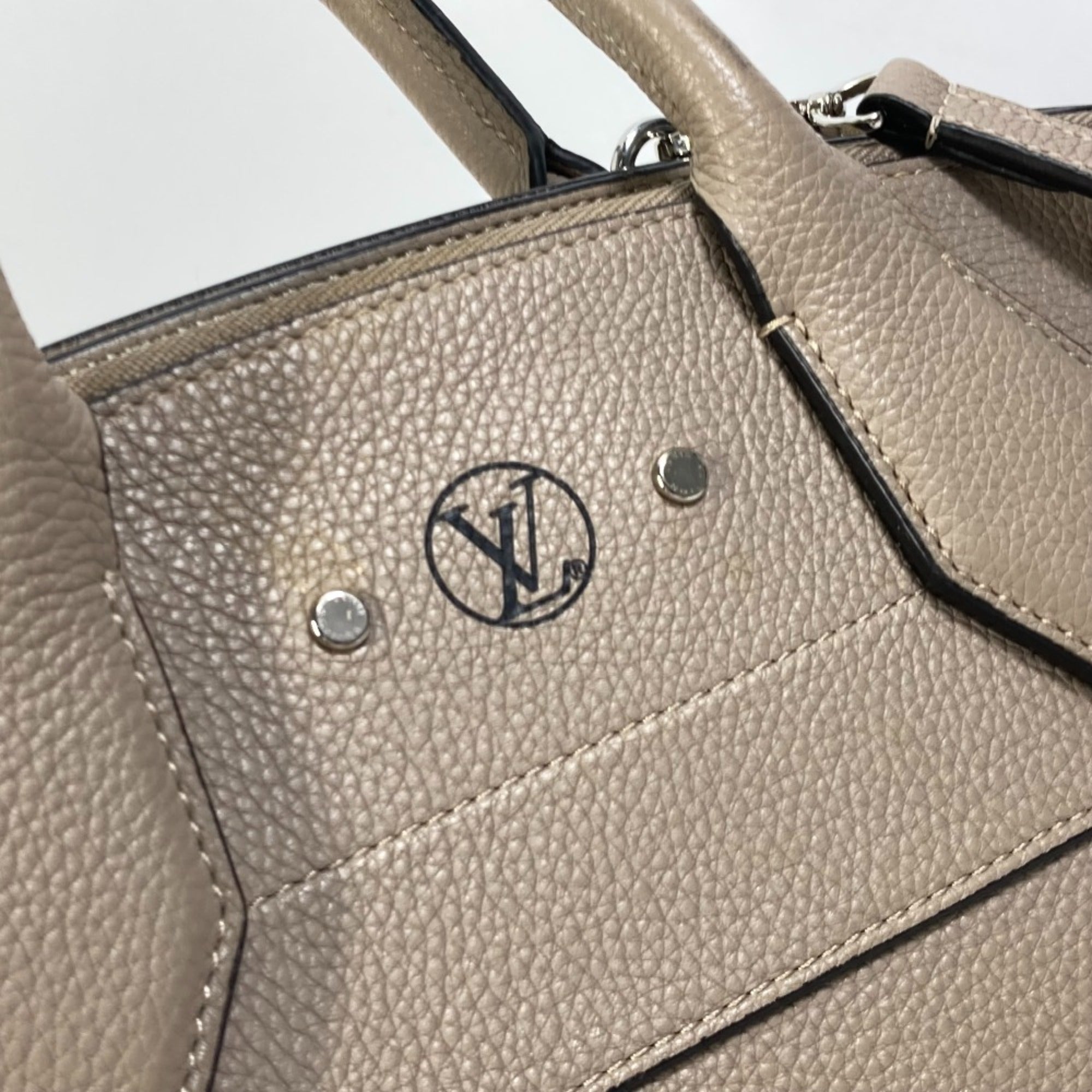 Louis Vuitton Gray Leather Handbag (Pre-Owned)
