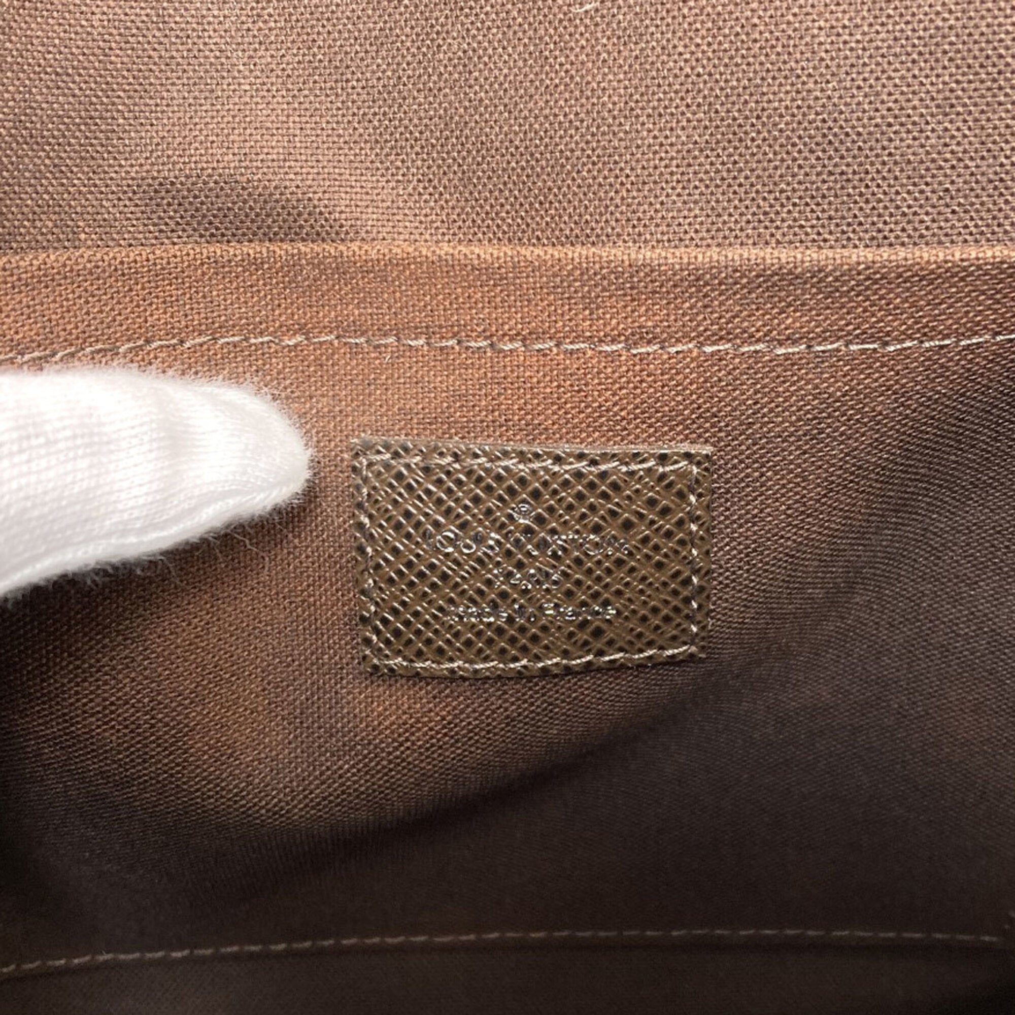 Louis Vuitton Grizzly Taiga Leather Shoulder Bag (Pre-Owned)