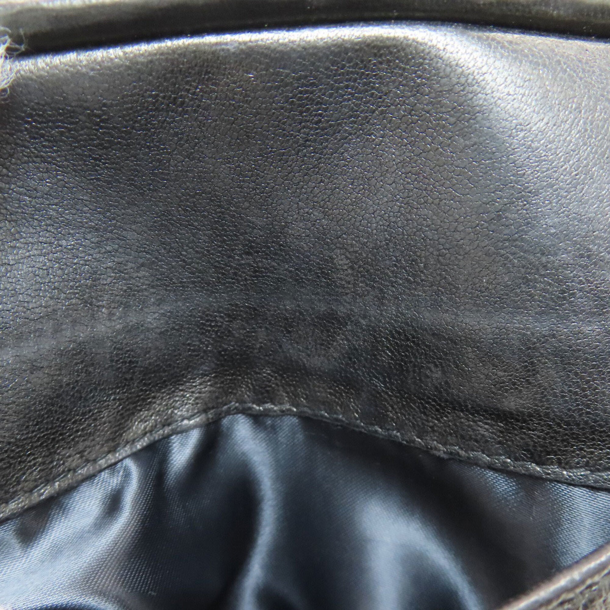 Chanel Black Leather Shoulder Bag (Pre-Owned)