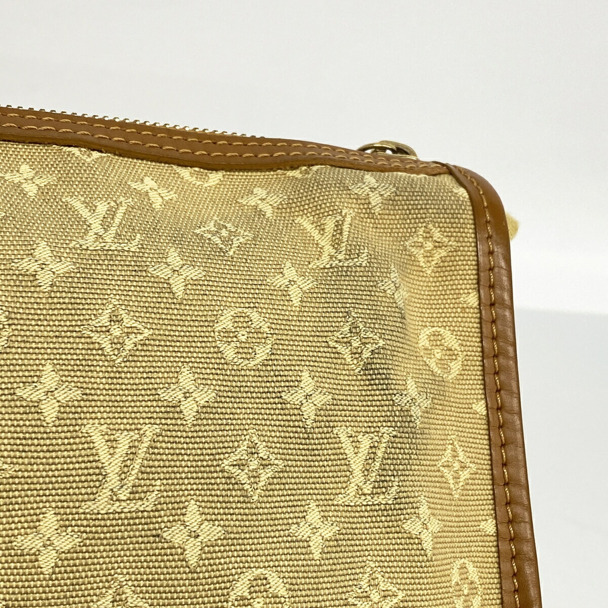 Louis Vuitton Beige Shoulder Bag (Pre-Owned)