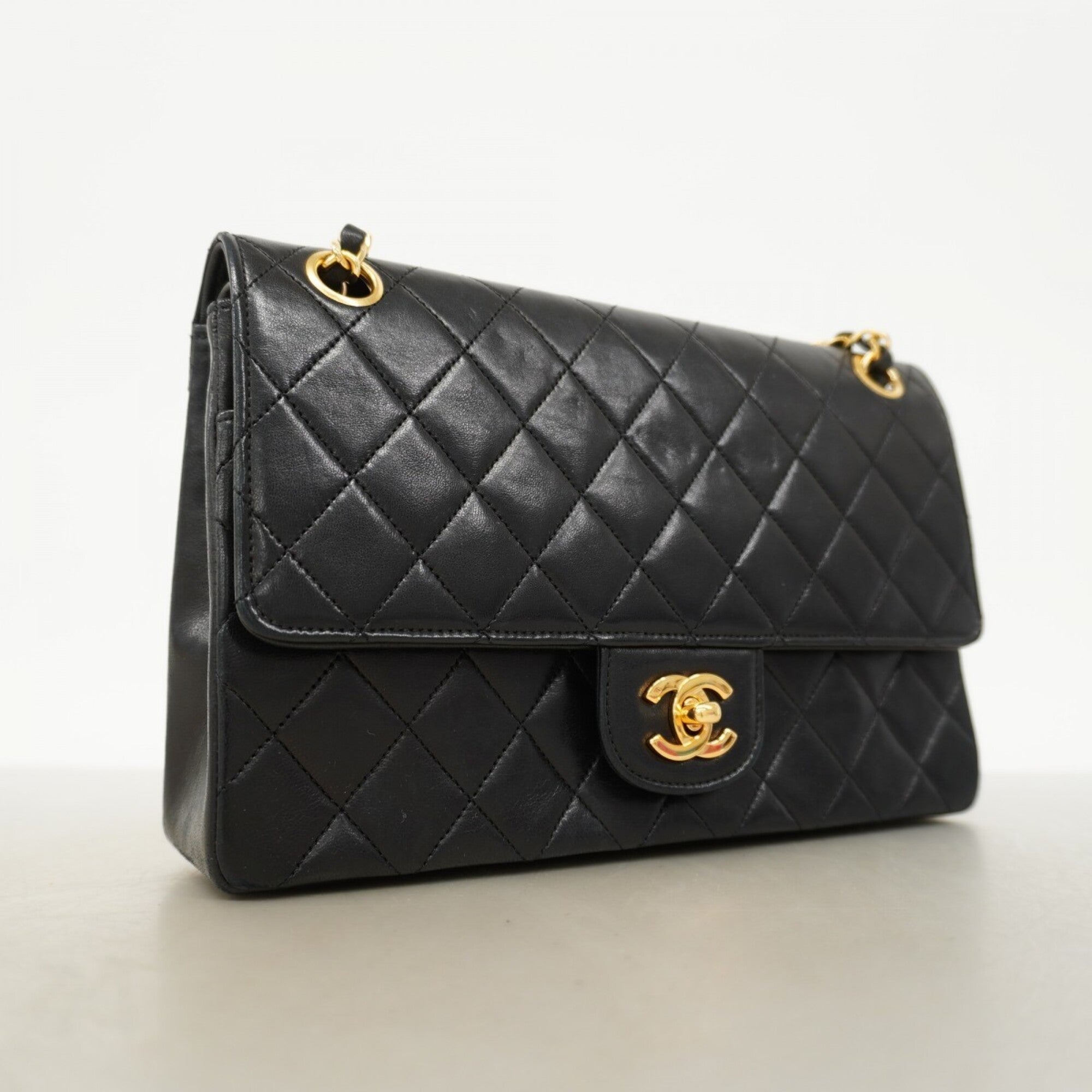 Chanel Black Leather Shoulder Bag (Pre-Owned)