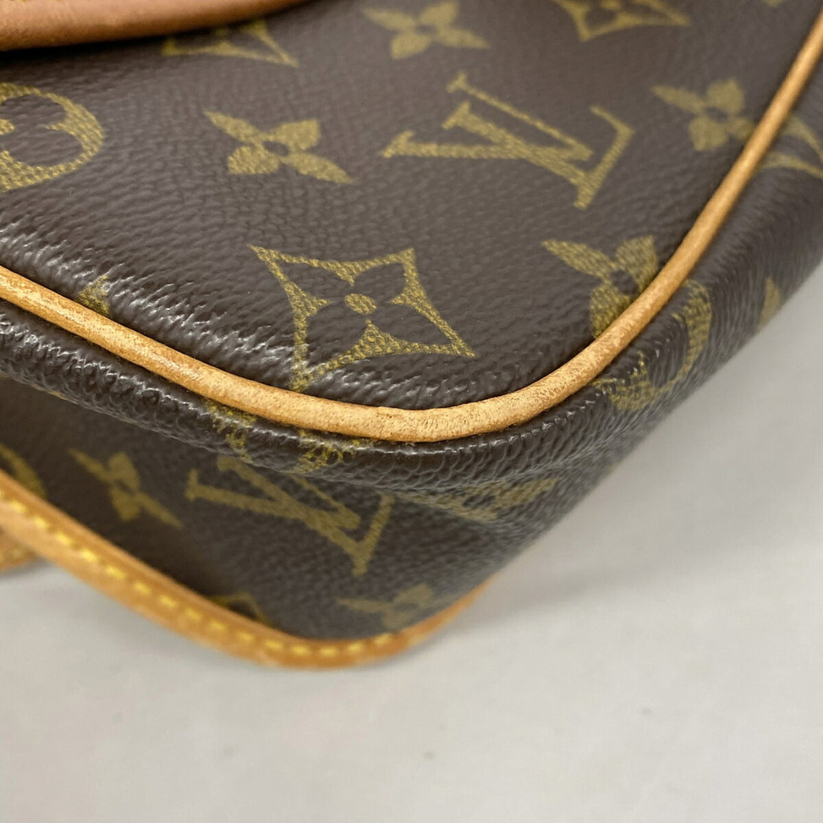 Louis Vuitton Brown Shoulder Bag (Pre-Owned)