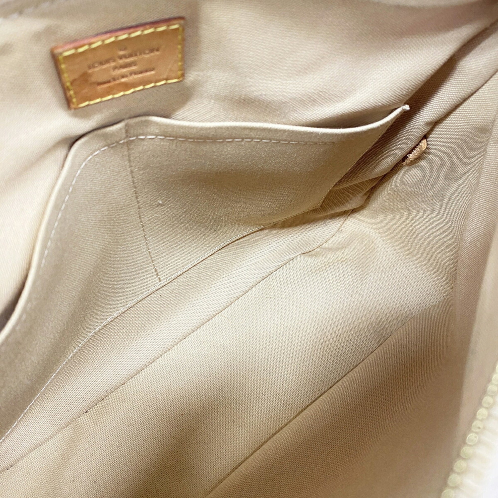 Louis Vuitton White Shoulder Bag (Pre-Owned)