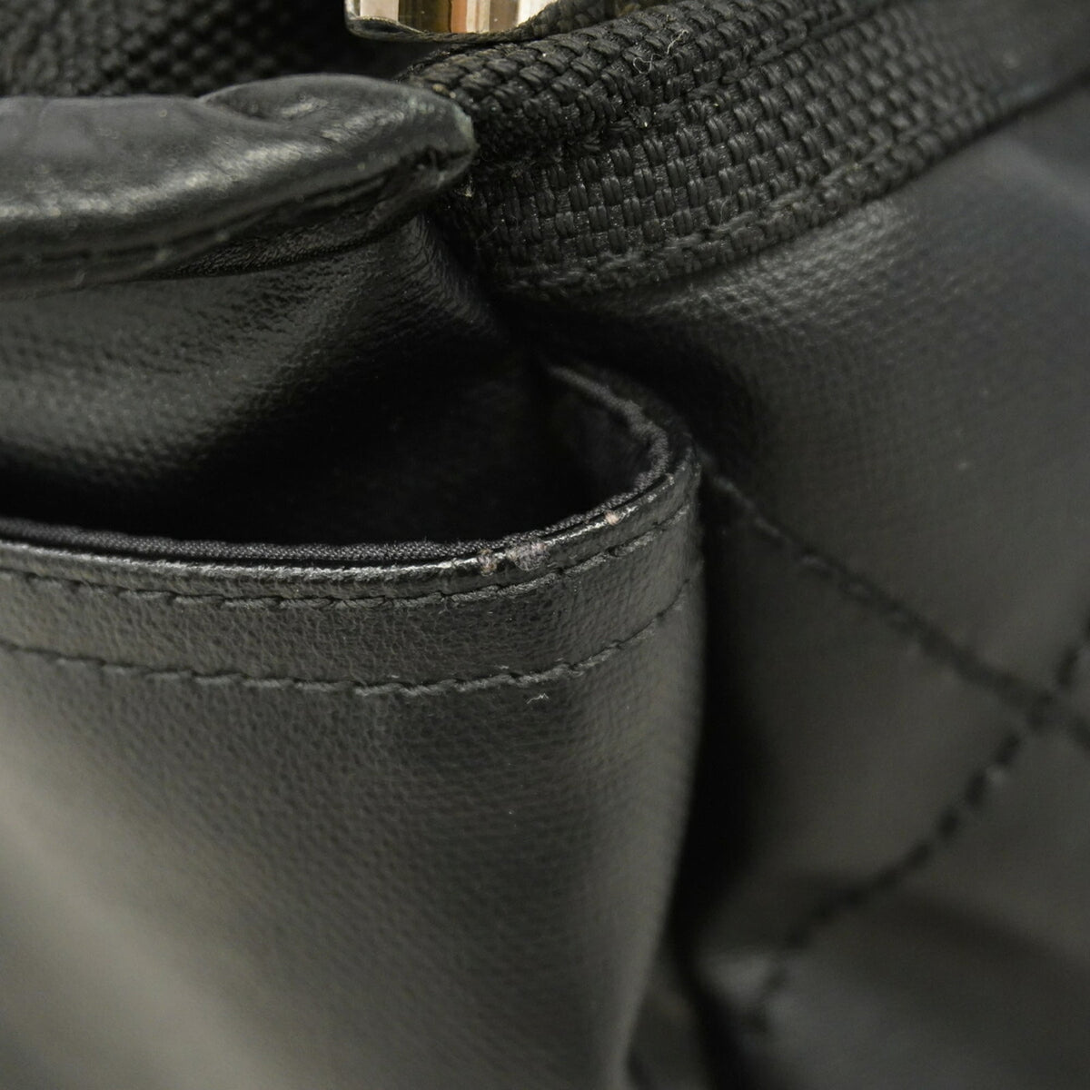 Chanel Black Leather Shoulder Bag (Pre-Owned)