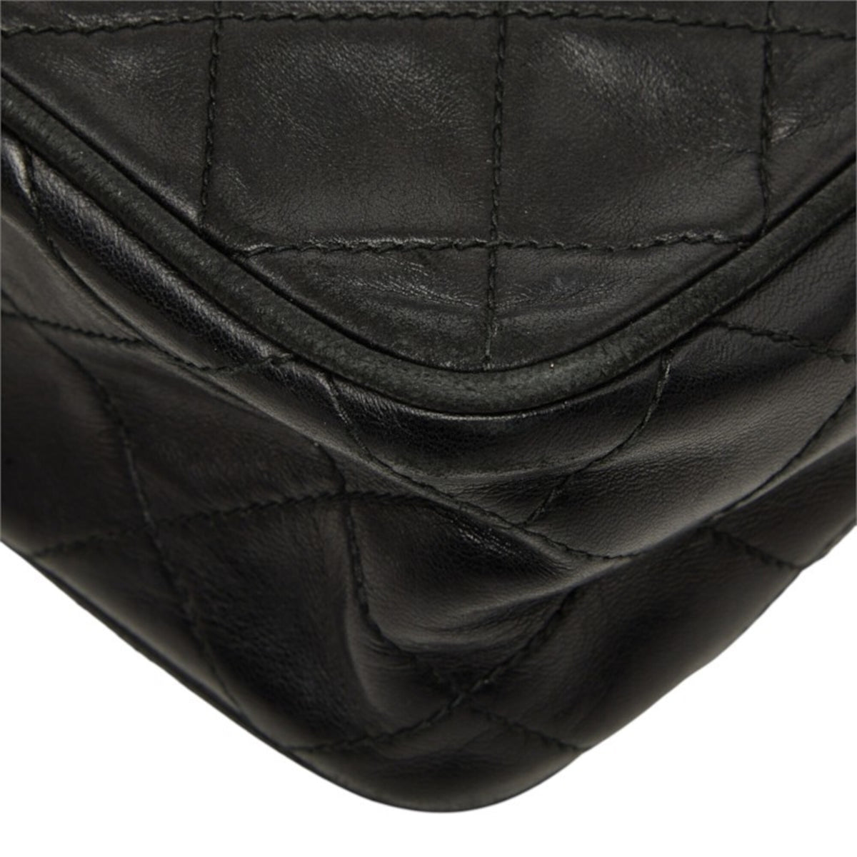 Chanel Matelasse Black Leather Shoulder Bag (Pre-Owned)