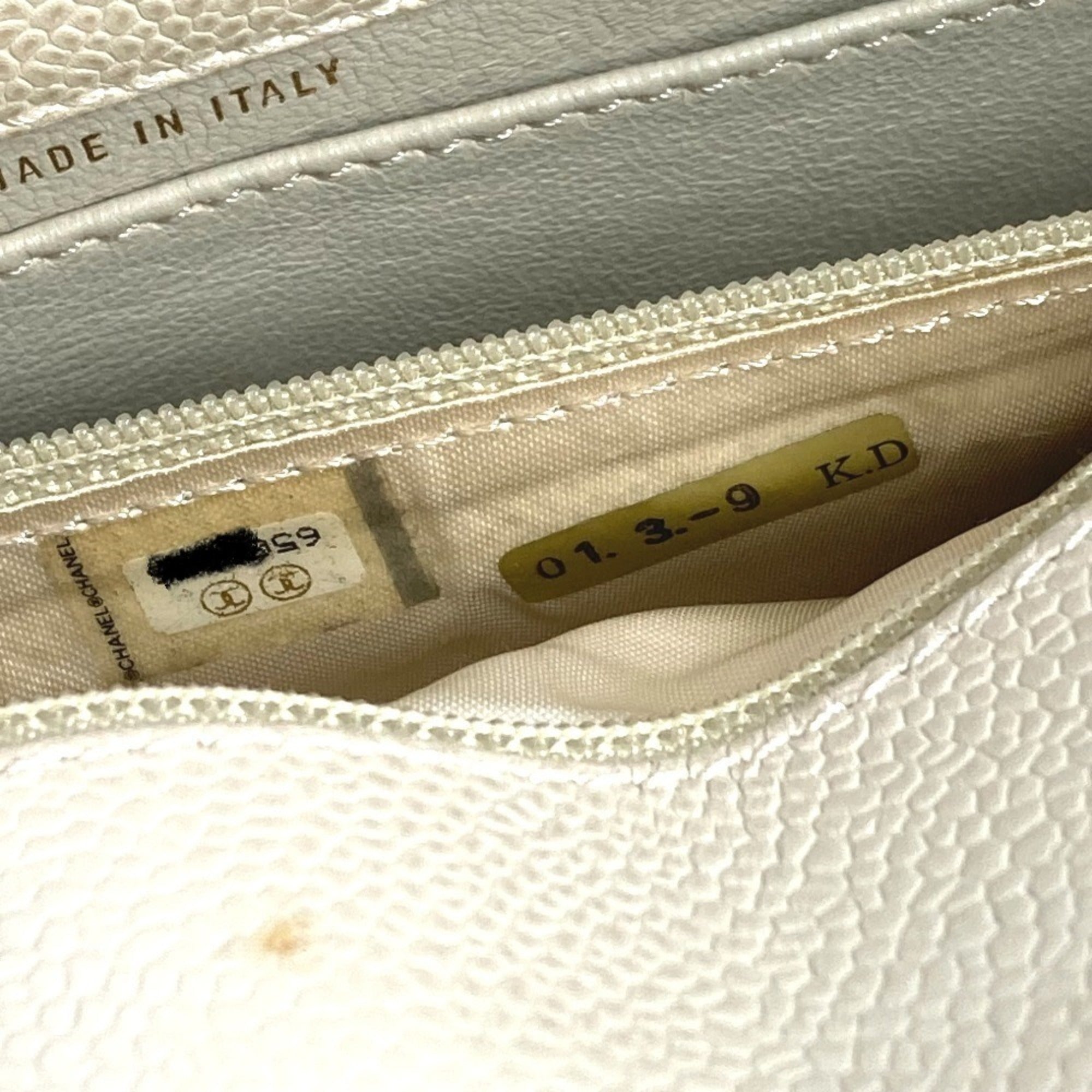 Chanel Matelasse White Grained Calfskin Shoulder Bag (Pre-Owned)