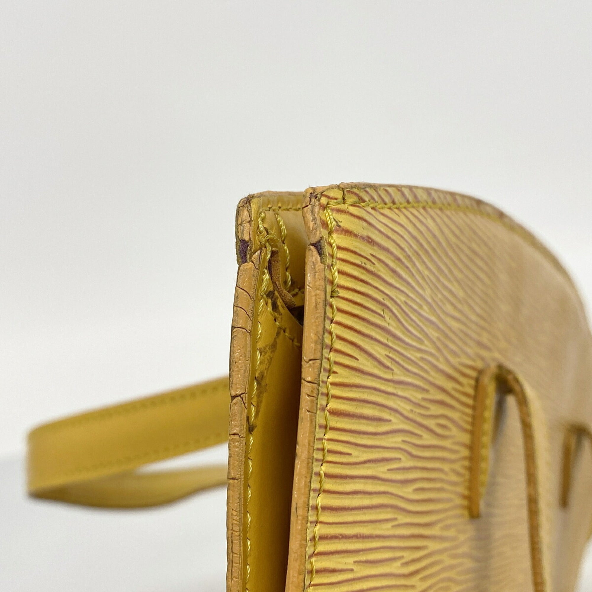 Louis Vuitton Jaune Handbag (Pre-Owned)