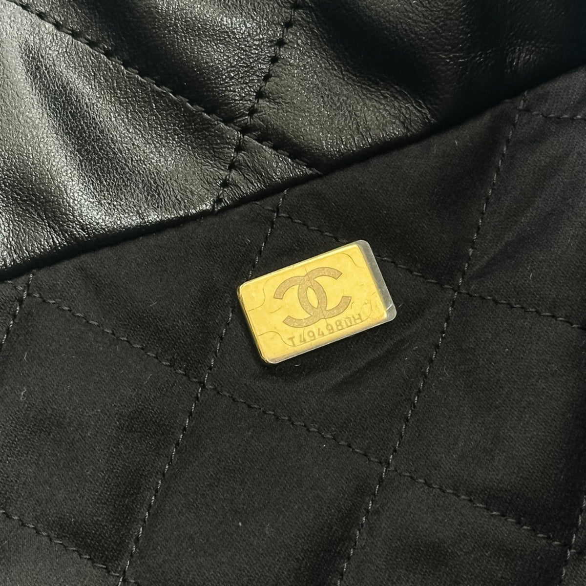 Chanel Black Leather Pouch Shoulder Bag (Pre-Owned)