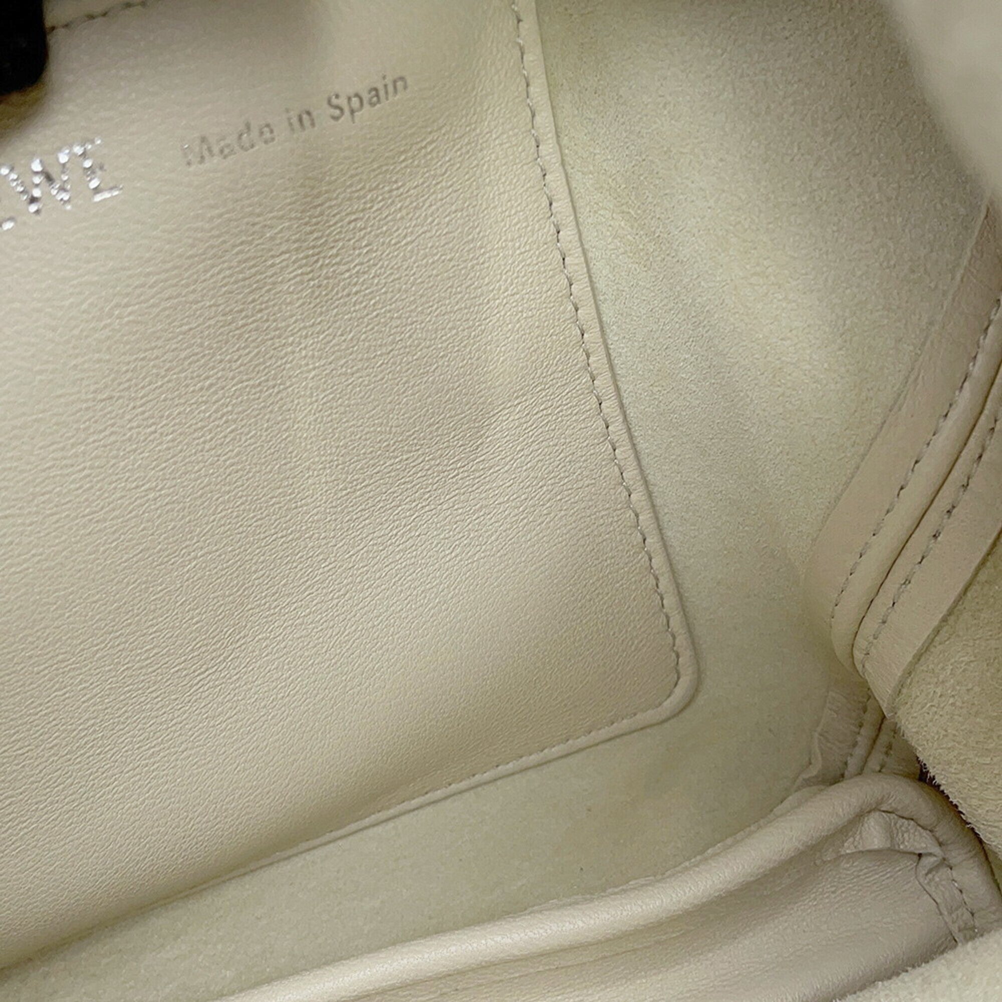 Loewe Ivory Leather Shoulder Bag (Pre-Owned)
