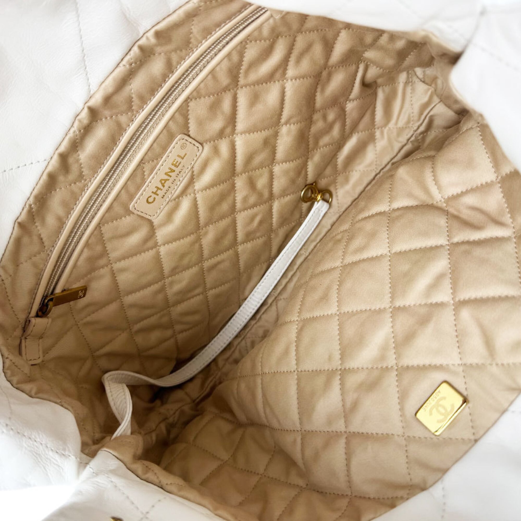 Chanel White Leather Shoulder Bag (Pre-Owned)