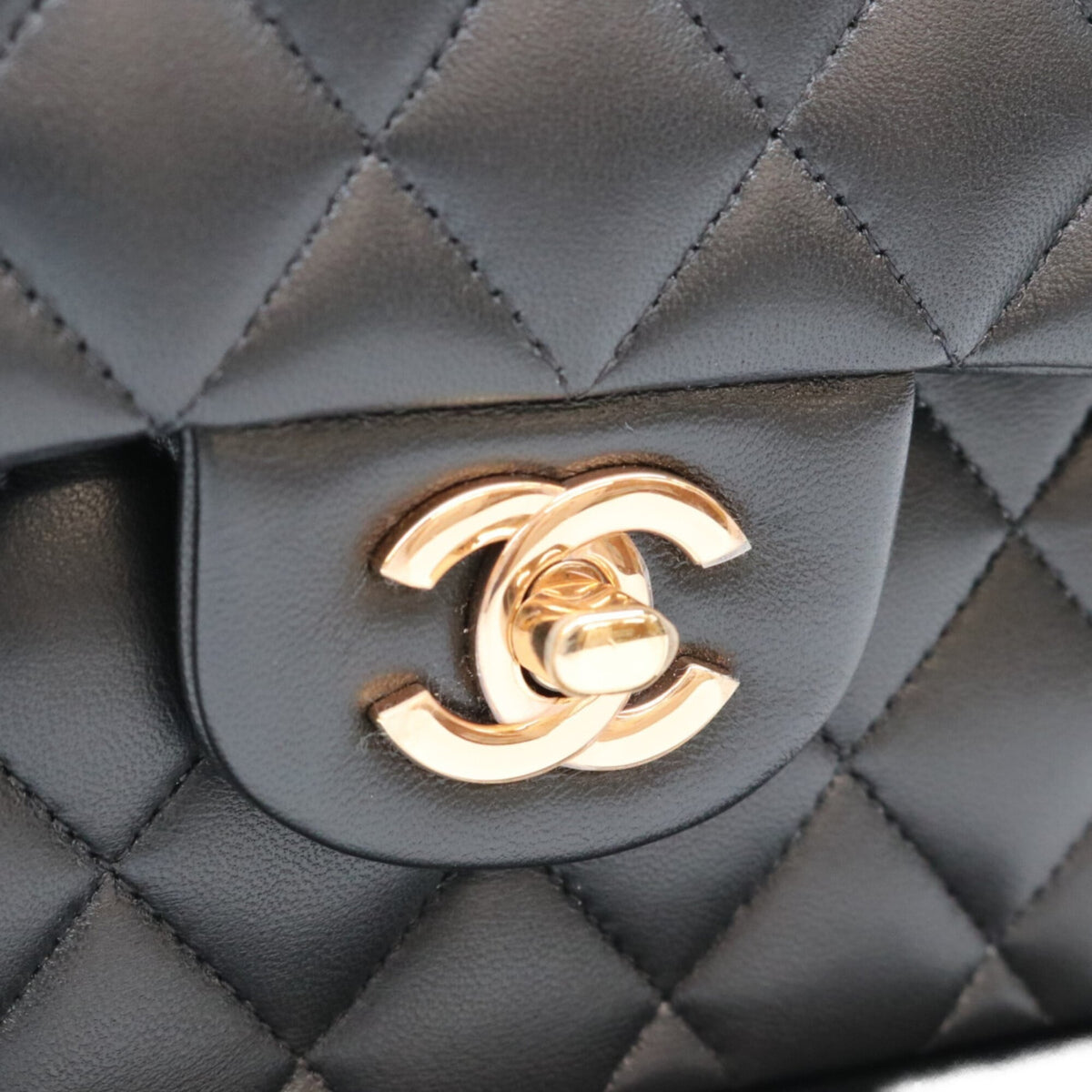Chanel Black Leather Shoulder Bag (Pre-Owned)
