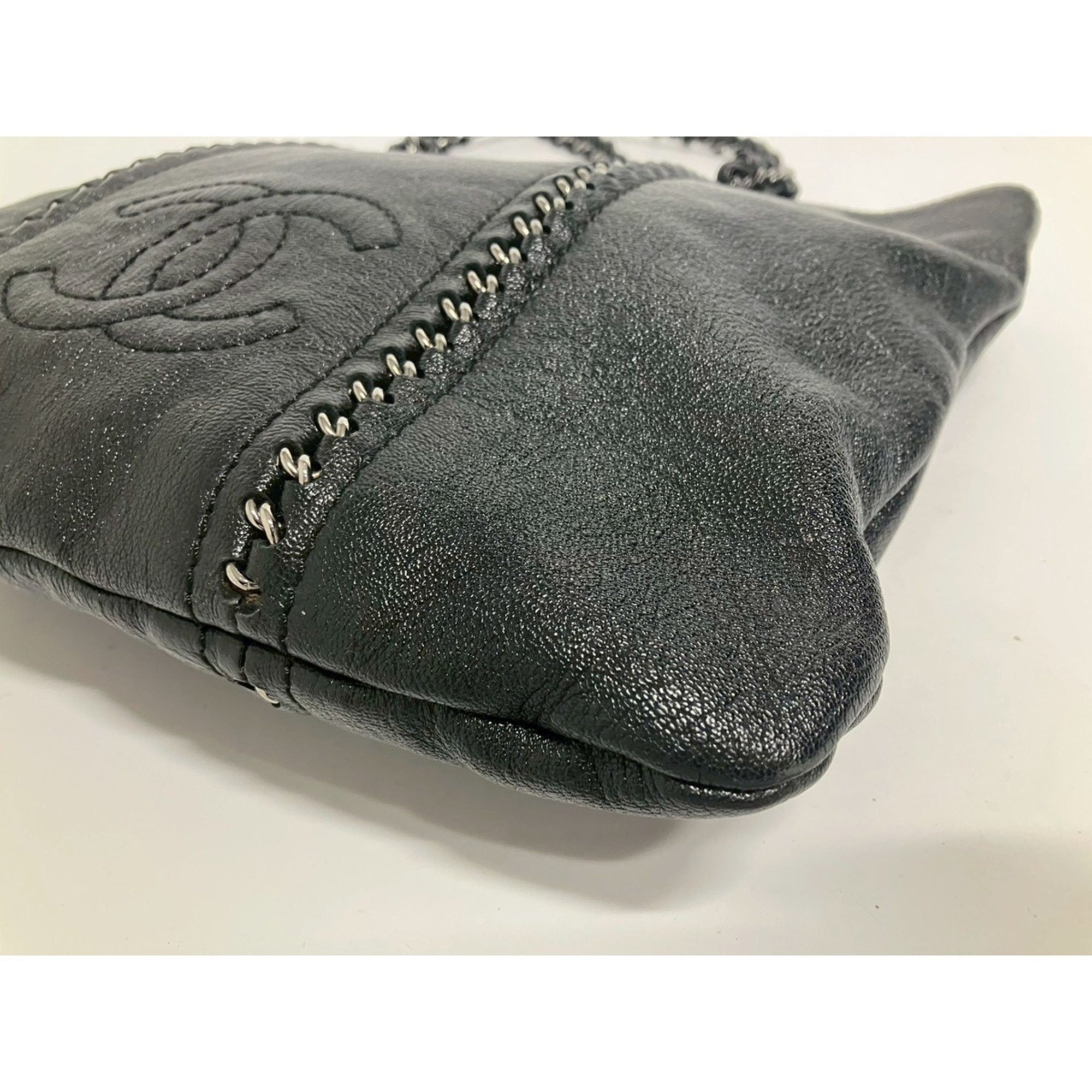 Chanel Black Leather Shoulder Bag (Pre-Owned)