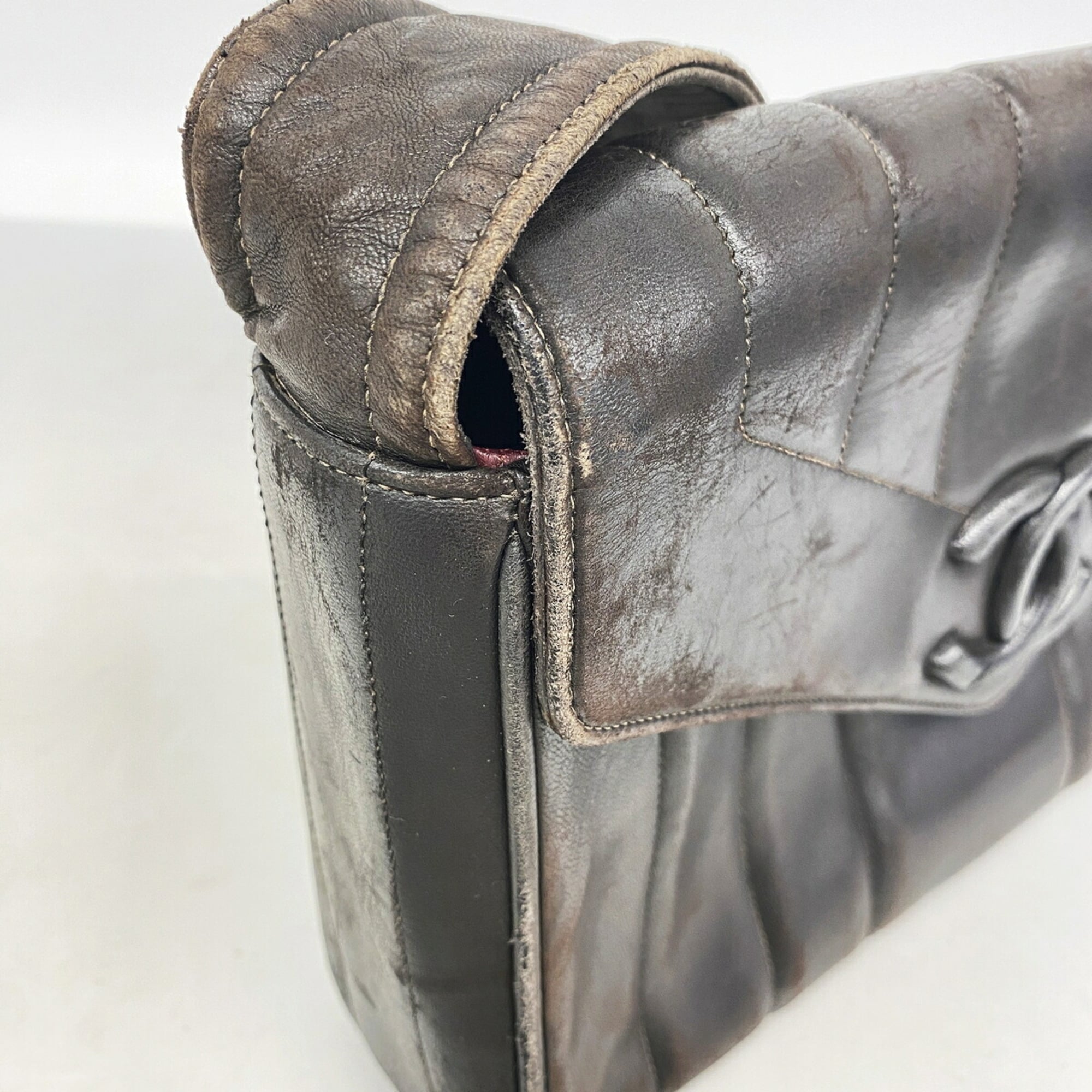 Chanel Black Leather Shoulder Bag (Pre-Owned)