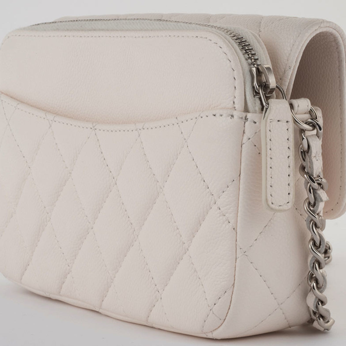 Chanel Matelasse White Caviar Leather Shoulder Bag (Pre-Owned)