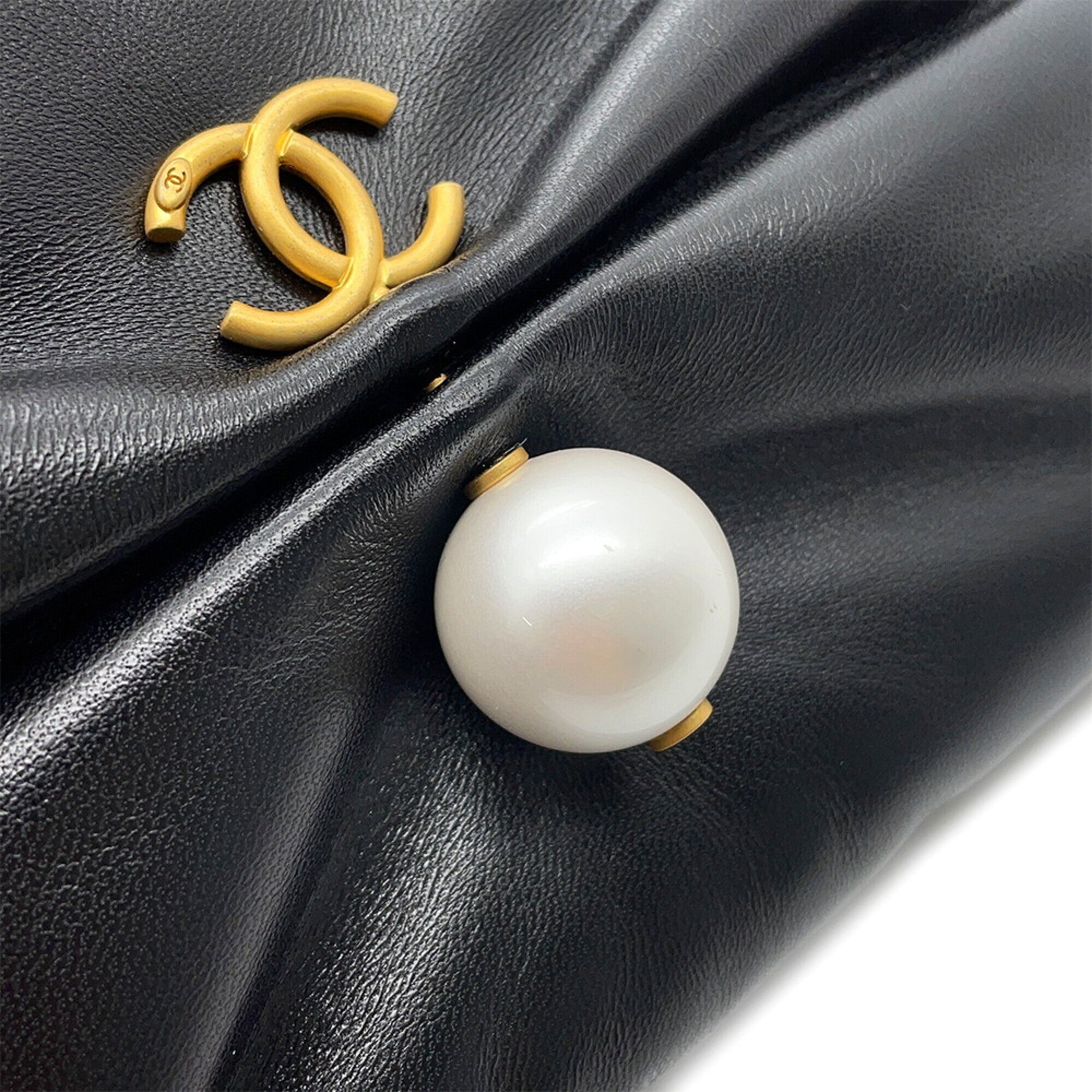 Chanel Black Leather Shoulder Bag (Pre-Owned)