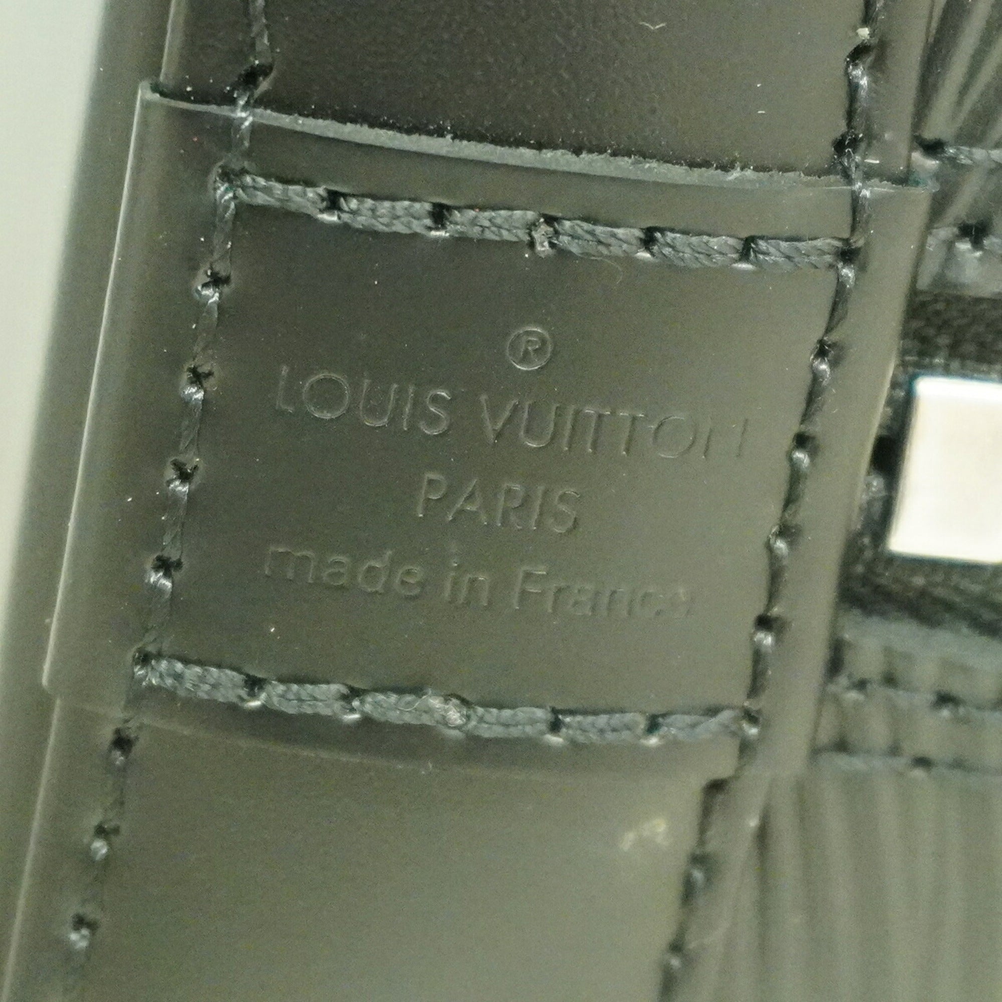 Louis Vuitton Noir Handbag (Pre-Owned)