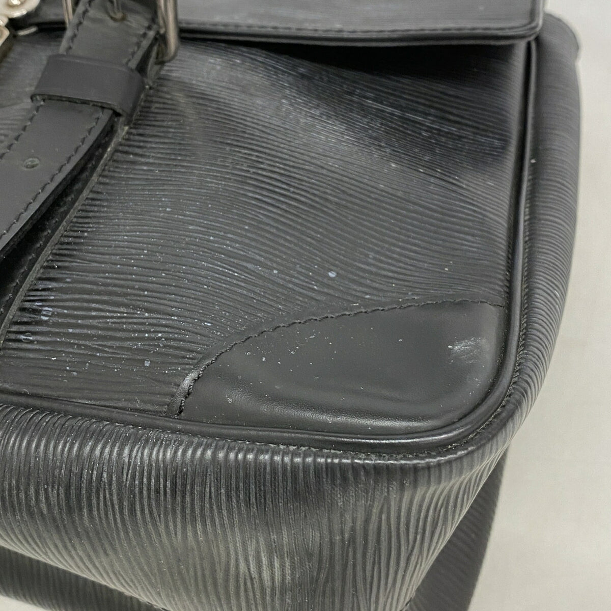 Louis Vuitton Noir Handbag (Pre-Owned)