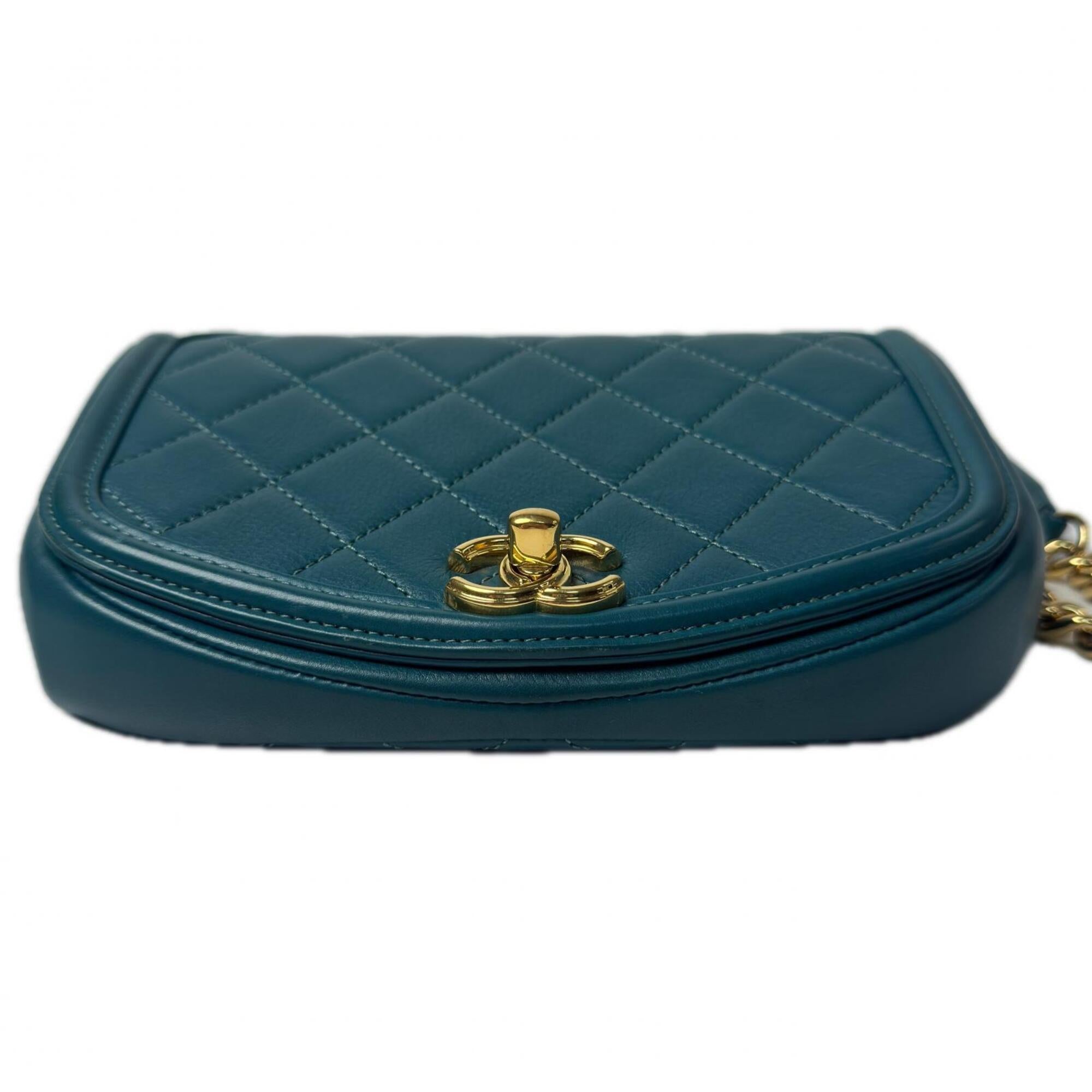 Chanel Green Leather Shoulder Bag (Pre-Owned)