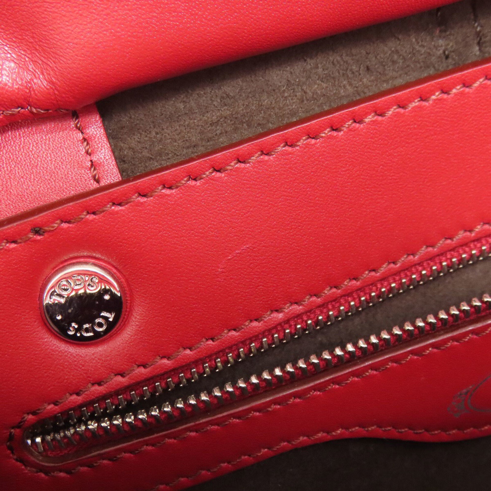 Tod's Red Color Leather Handbag (Pre-Owned)