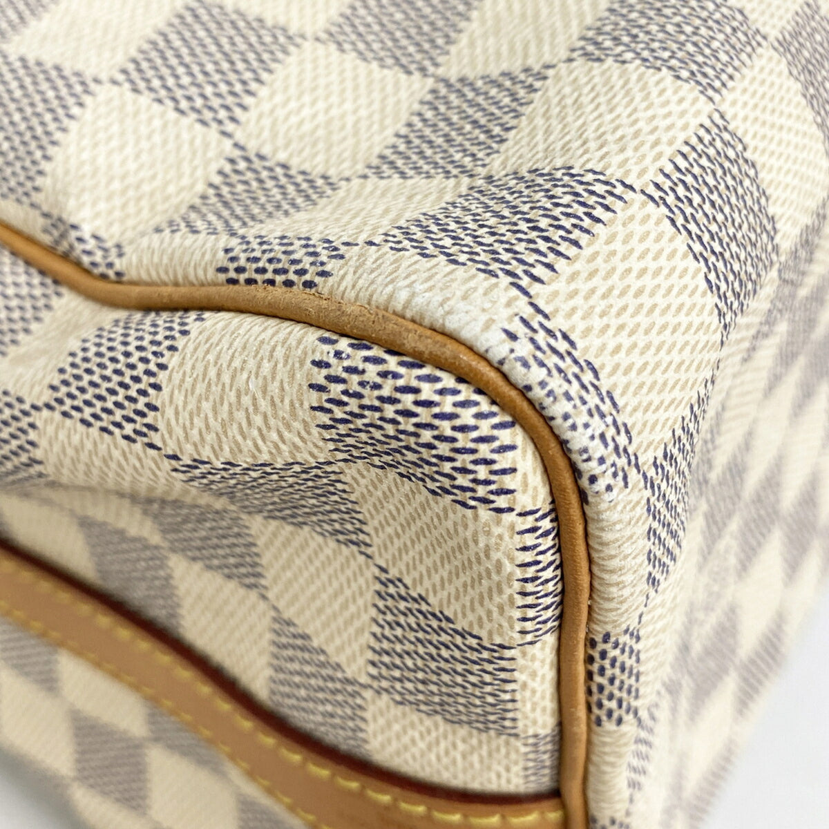 Louis Vuitton White Handbag (Pre-Owned)