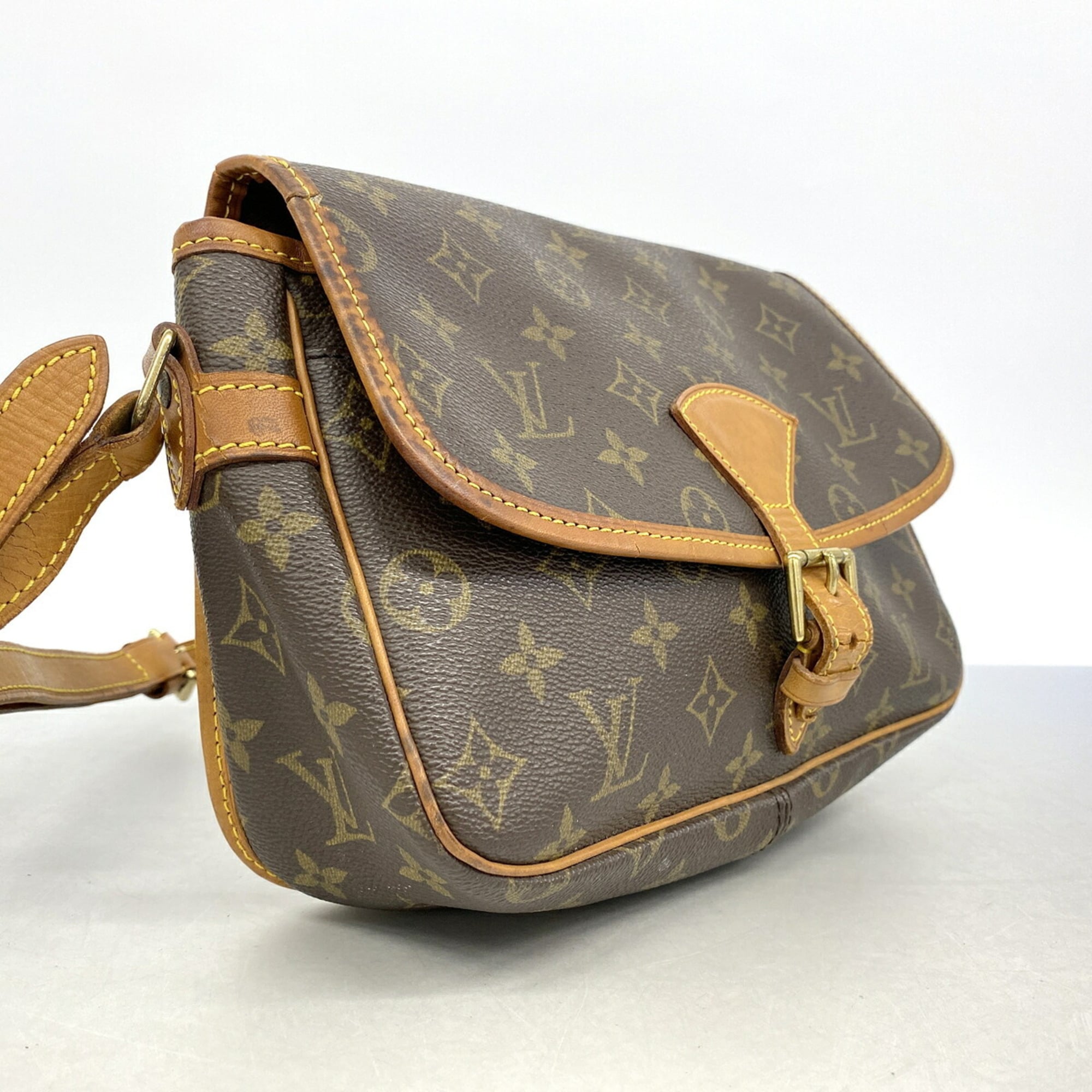 Louis Vuitton Brown Shoulder Bag (Pre-Owned)